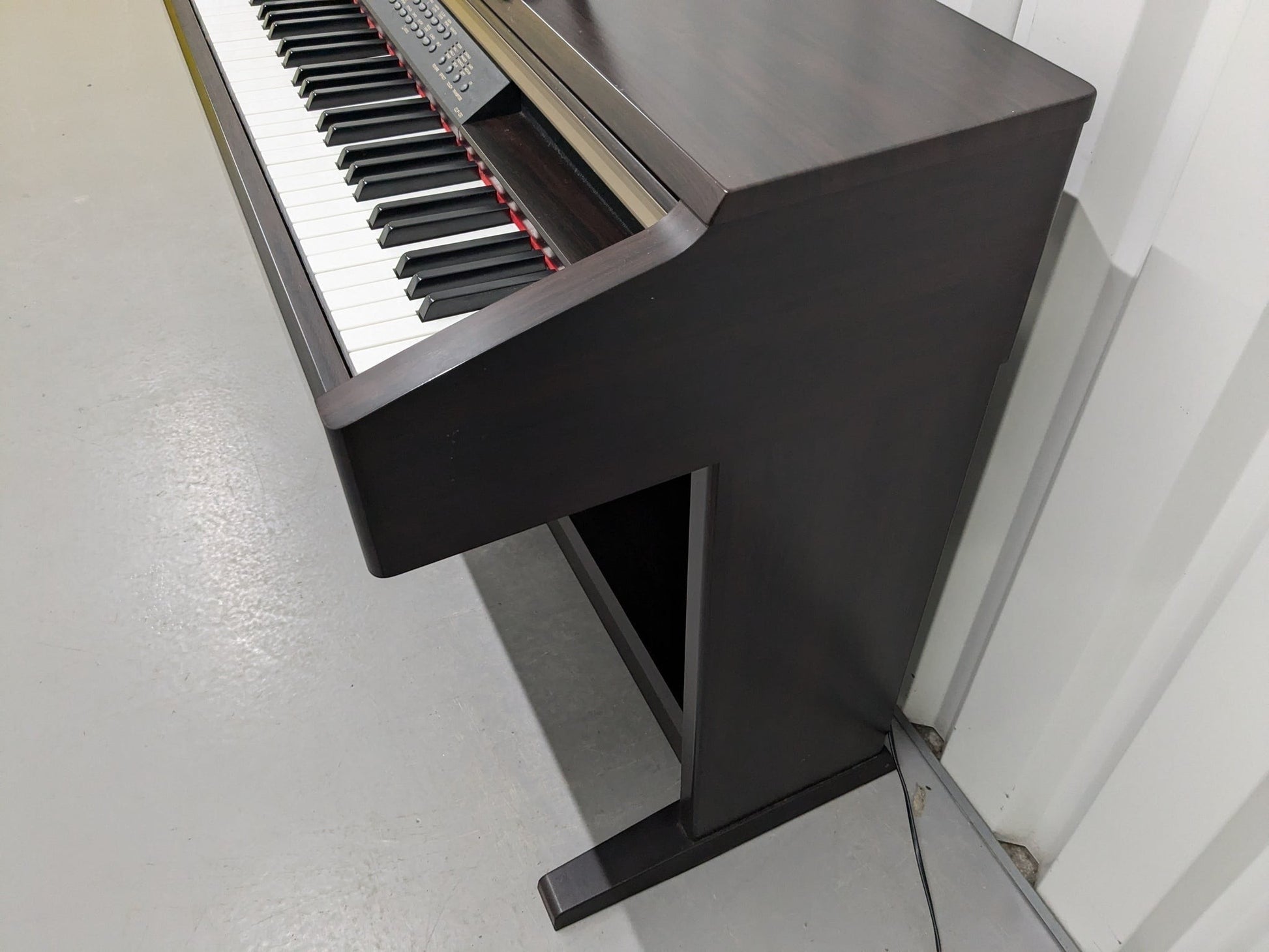 Đàn piano điện TÂN NHẠC CỤ Yamaha CLP130 màu gỗ hồng đậm với bàn phím nặng GH, thiết kế thùng đứng cổ điển