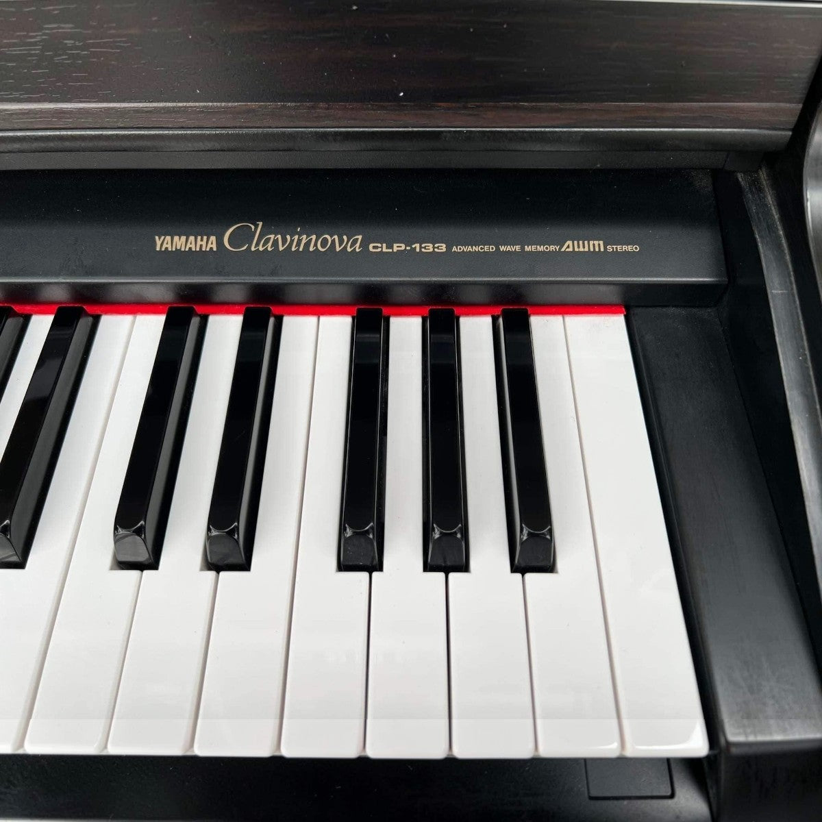 Bàn phím đàn piano điện TÂN NHẠC CỤ Yamaha Clavinova CLP133 với thiết kế phím búa bền bỉ và sang trọng