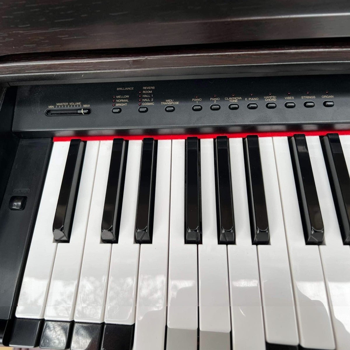 Bảng điều khiển và bàn phím búa 88 phím của đàn piano điện Yamaha CLP133 tại TÂN NHẠC CỤ