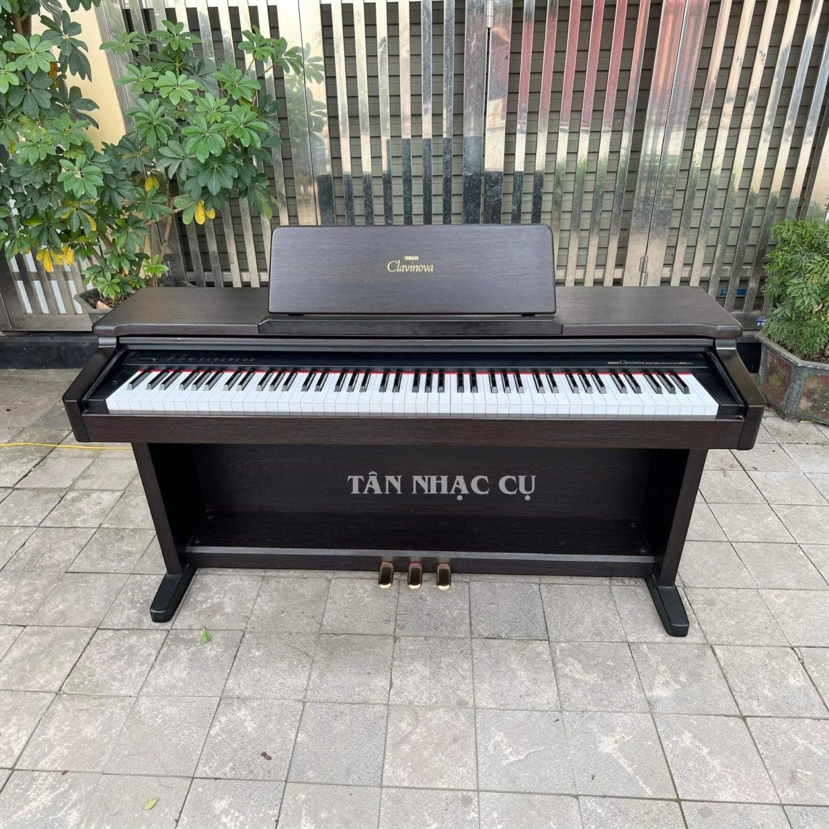 Đàn piano điện Yamaha CLP133 màu nâu gỗ với thiết kế dáng tủ bền bỉ tại Tân Nhạc Cụ
