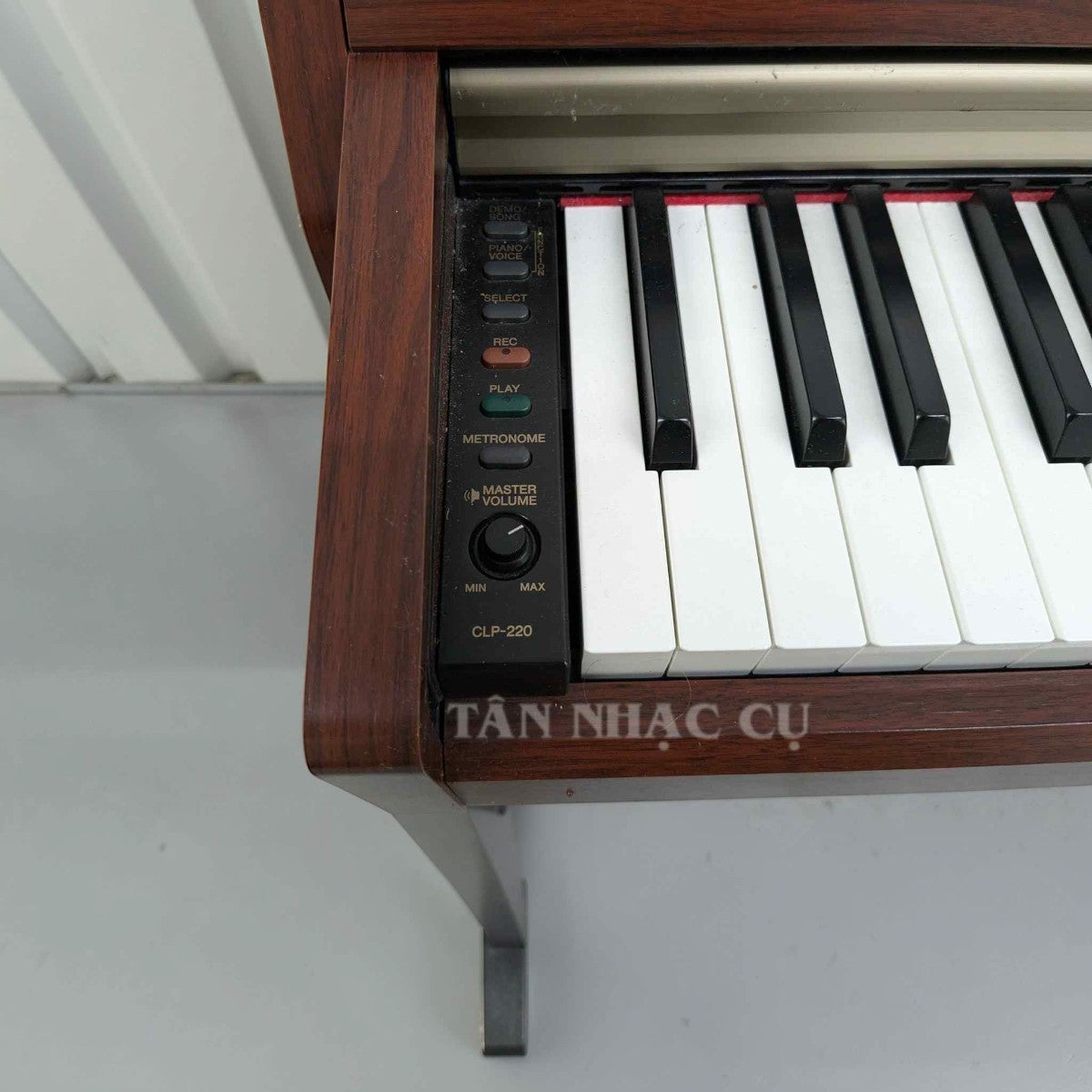 Bảng điều khiển và bàn phím đàn piano điện TÂN NHẠC CỤ Yamaha CLP220 với thiết kế gỗ sang trọng