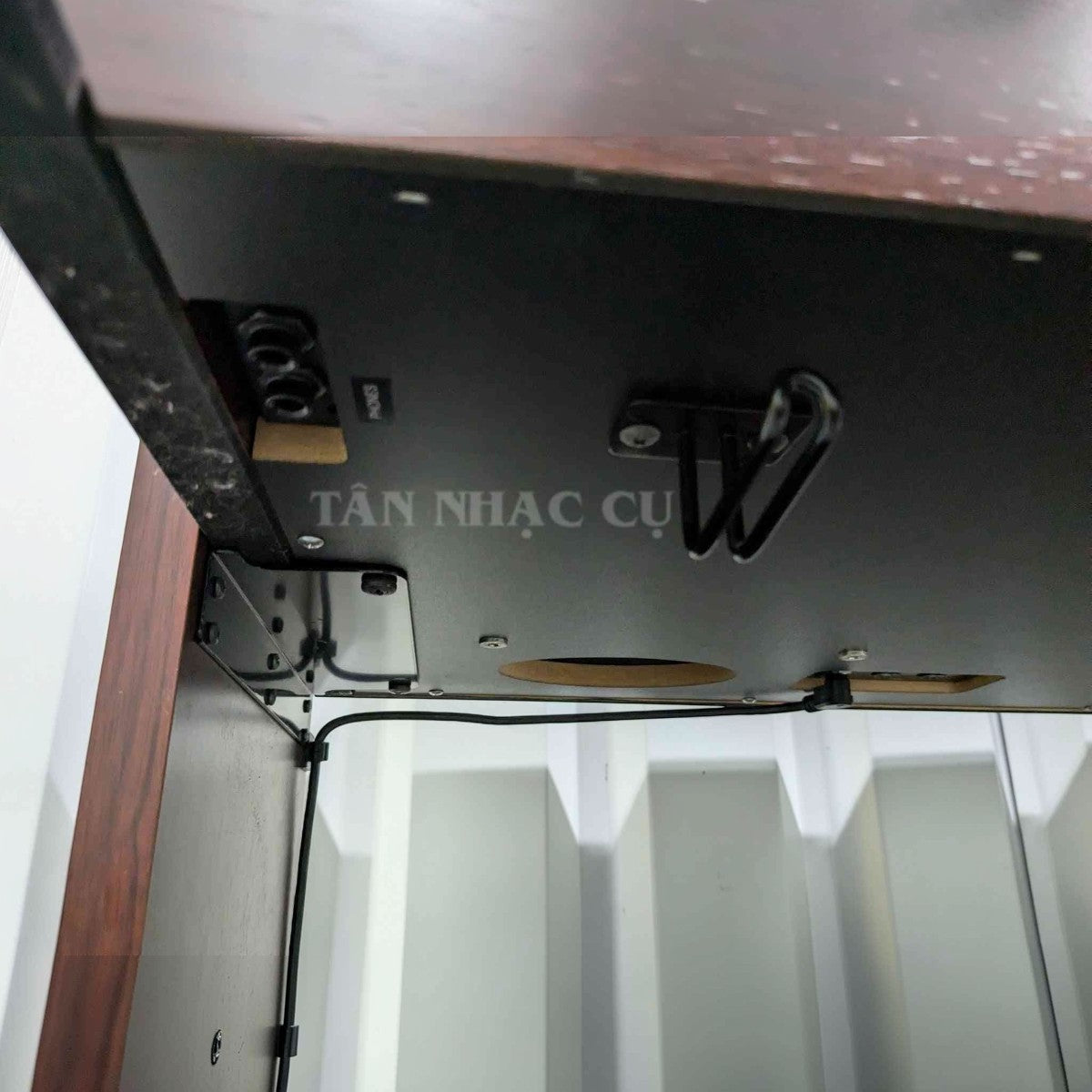 Cổng tai nghe và móc treo tai nghe dưới đàn piano điện Yamaha CLP220 tại TÂN NHẠC CỤ