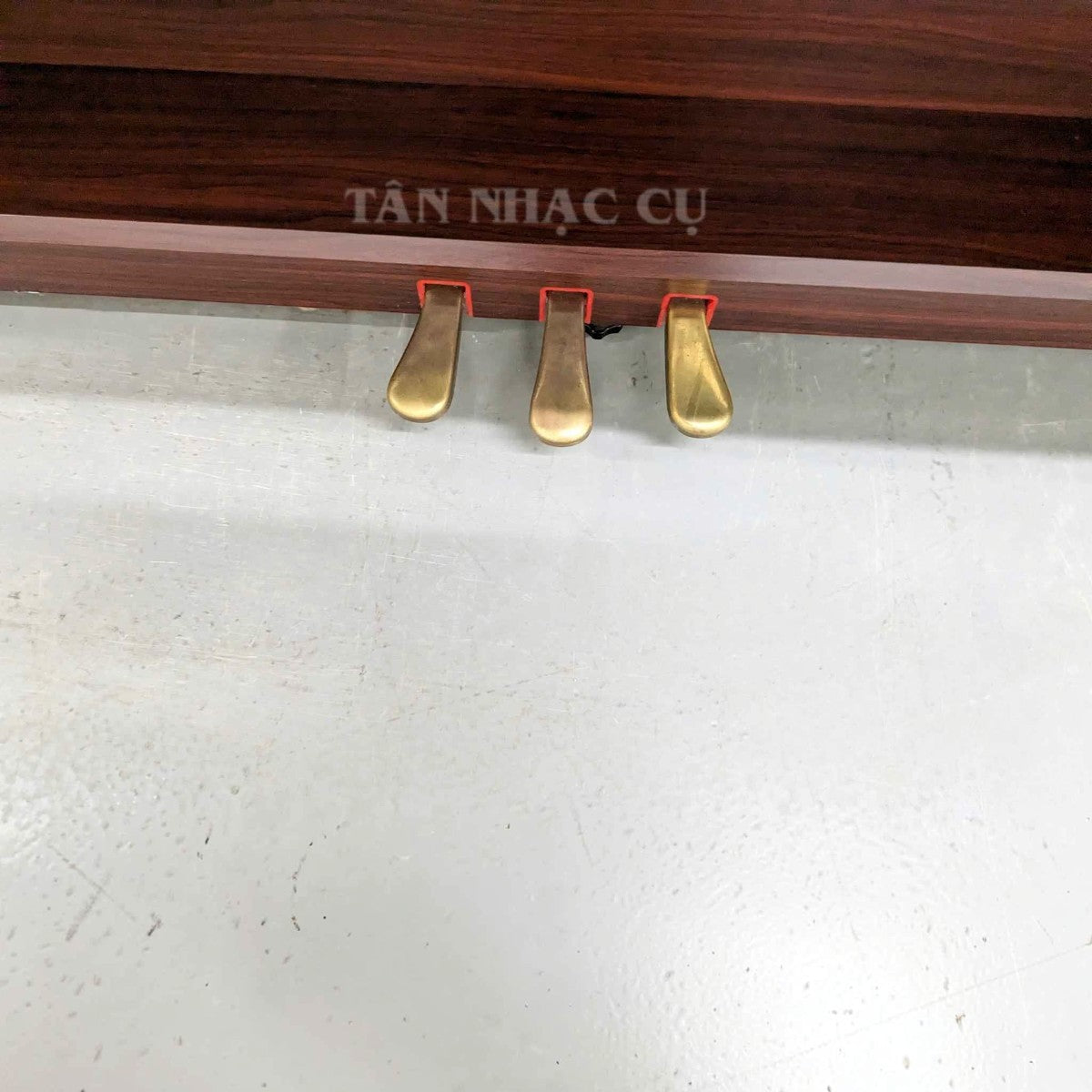 Bộ ba bàn đạp pedal bằng đồng của đàn piano điện TÂN NHẠC CỤ Yamaha CLP220 với thiết kế dáng tủ gỗ sang trọng