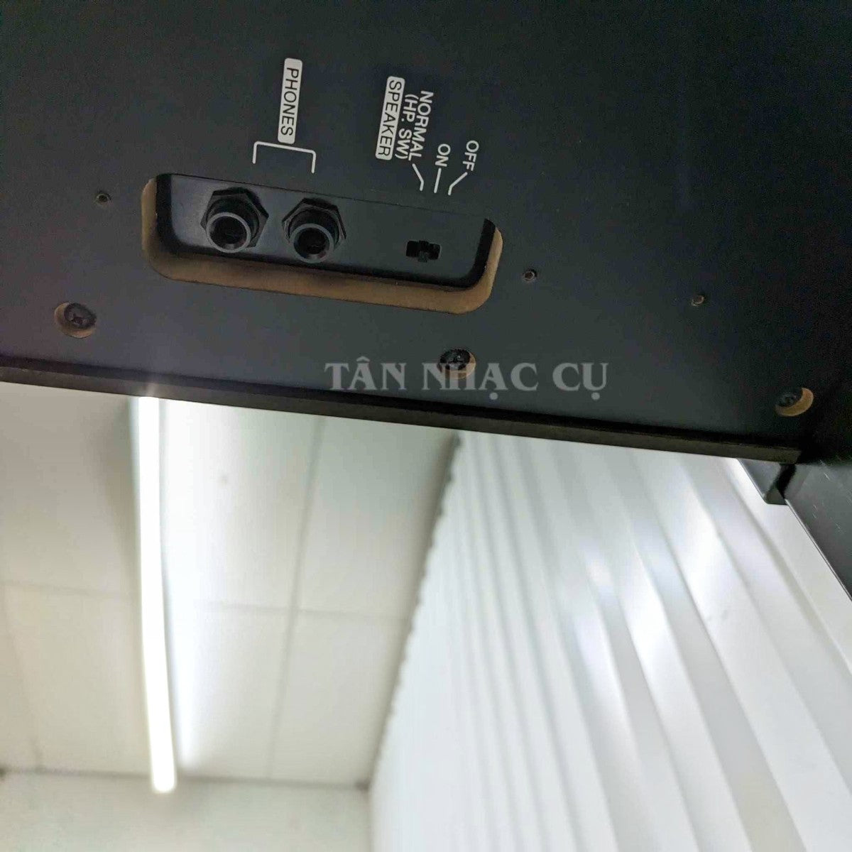 Cổng kết nối tai nghe và công tắc loa trên đàn piano điện Yamaha CLP340 tại Tân Nhạc Cụ