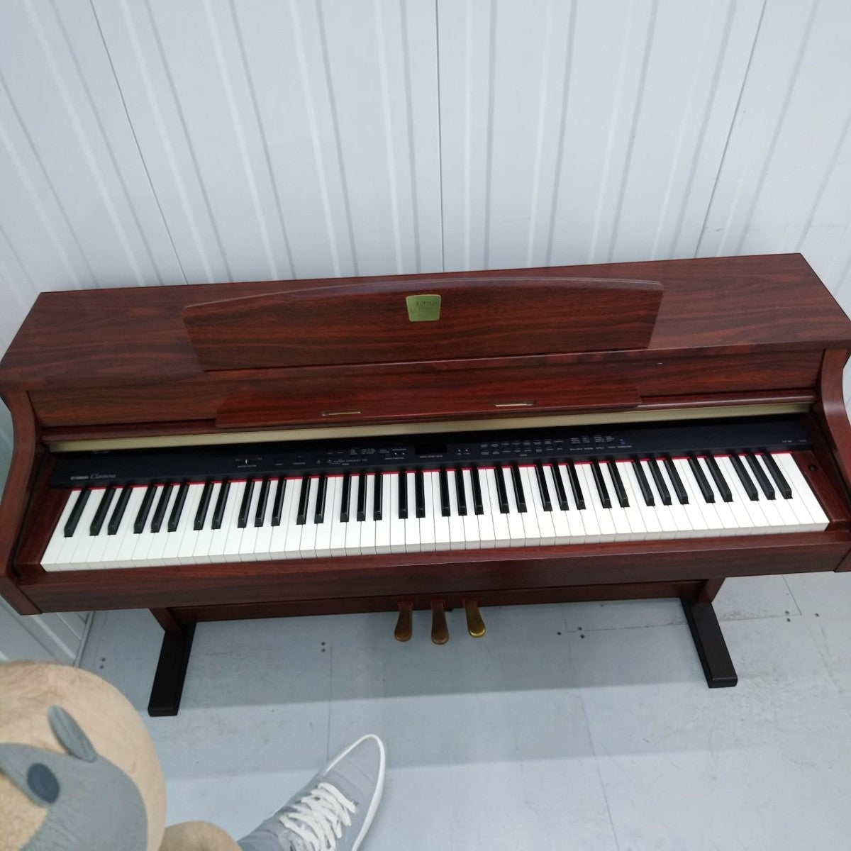 Đàn piano điện TÂN NHẠC CỤ Yamaha CLP340 màu gỗ hồng với bàn phím GH3 giả ngà, góc nhìn từ trên xuống