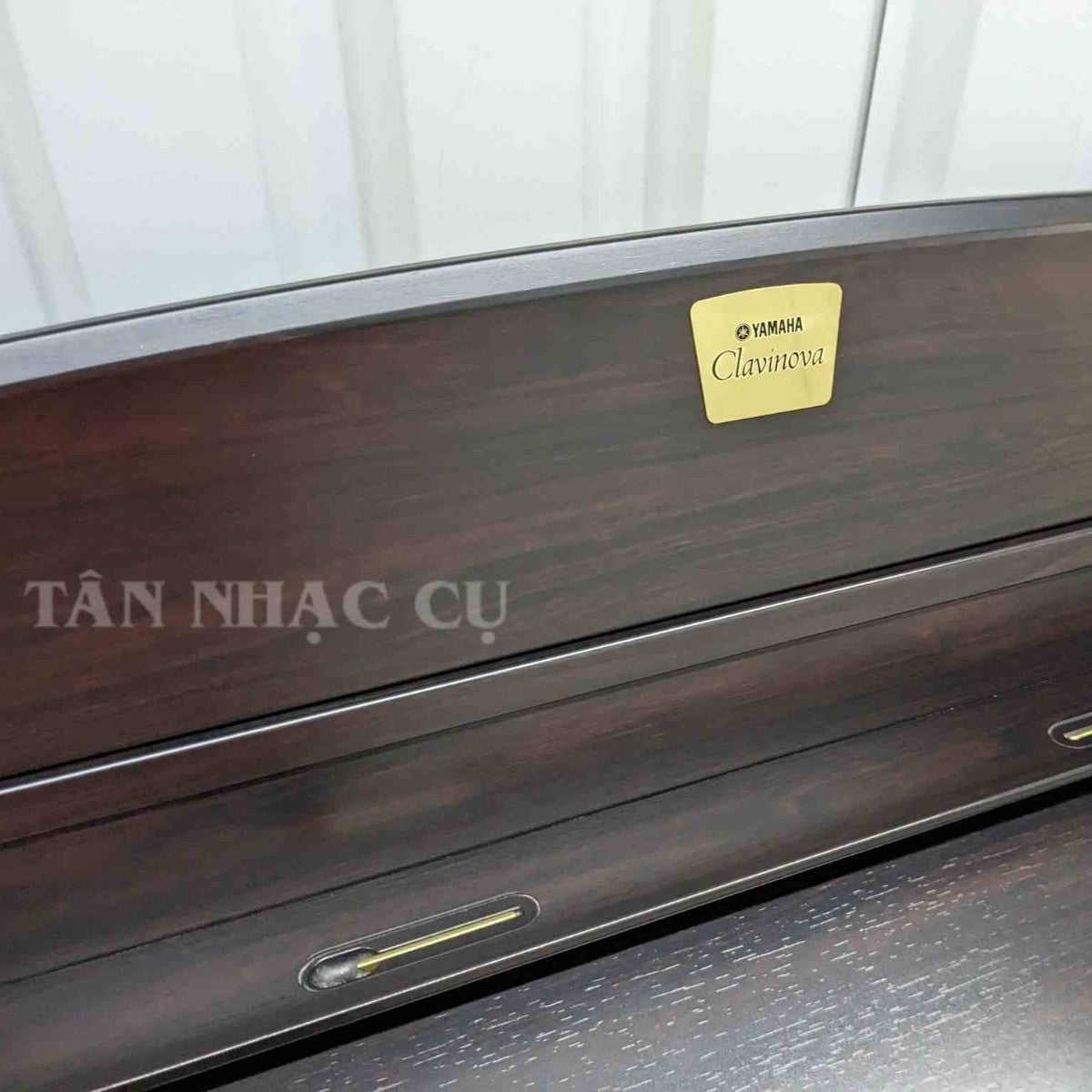 Đàn piano điện TÂN NHẠC CỤ Yamaha CLP340 với lớp vỏ gỗ sang trọng và logo Clavinova tinh tế
