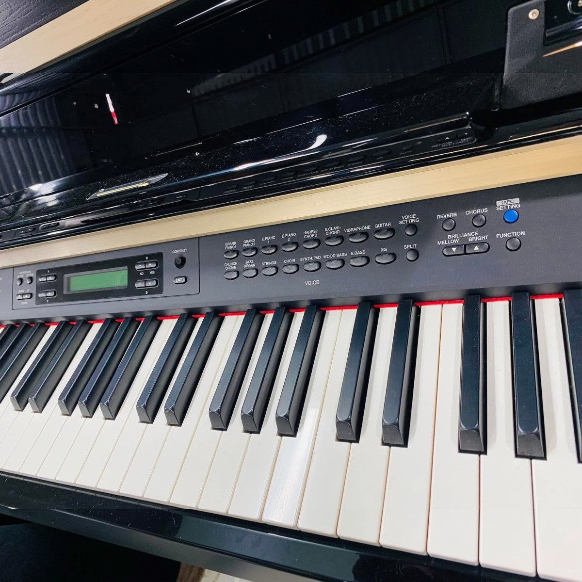 Bàn phím gỗ Natural Wood của đàn piano điện TÂN NHẠC CỤ Yamaha CLP-380 với các phím trắng gỗ thật và bảng điều khiển