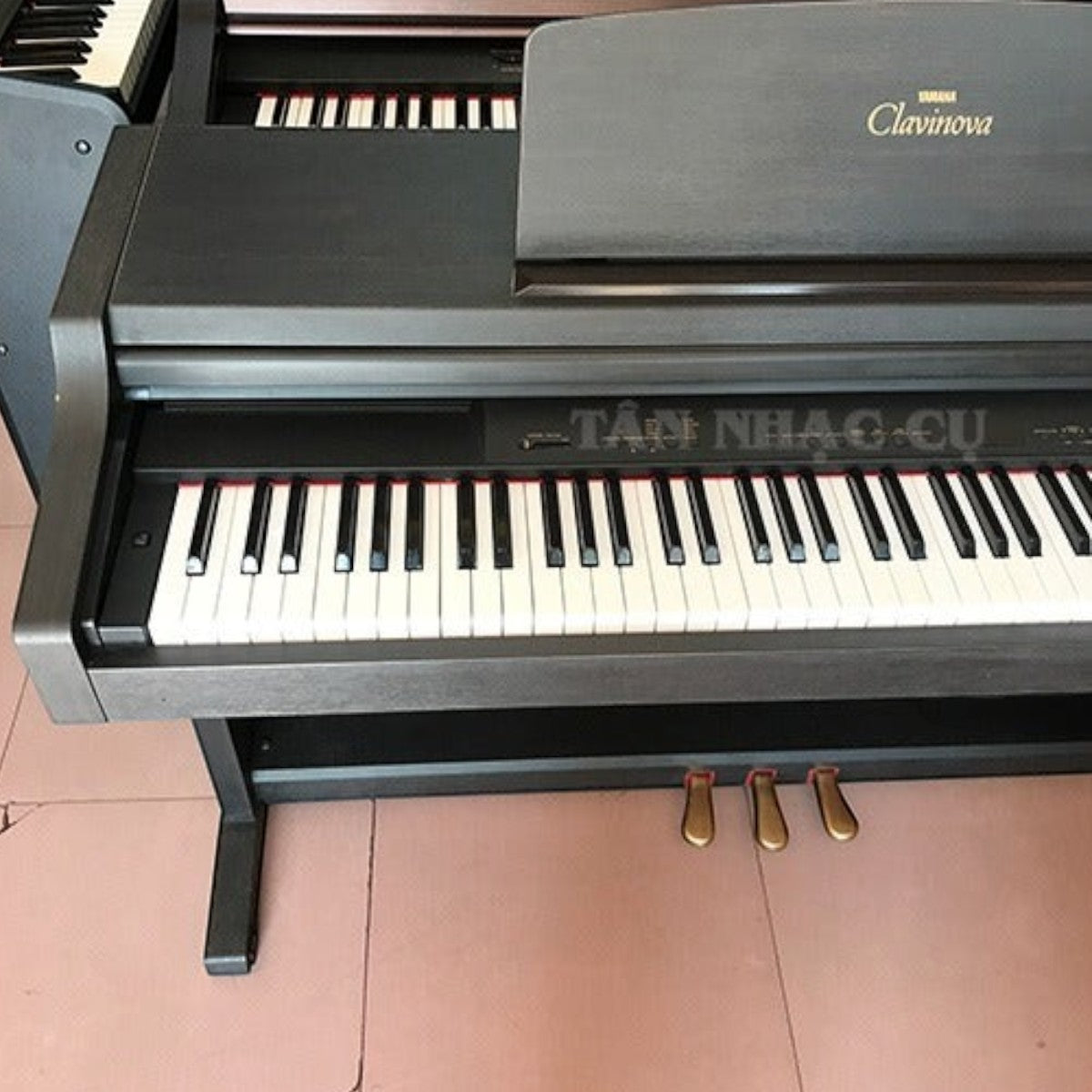 Đàn piano điện TÂN NHẠC CỤ Yamaha CLP-411 Clavinova dáng tủ màu đen với 88 phím và 3 pedal