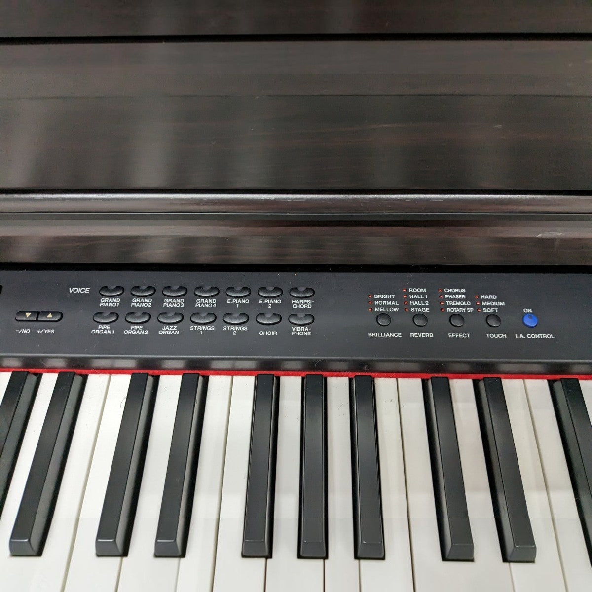 Bảng điều khiển và bàn phím đàn piano điện Yamaha CLP430 tại Tân Nhạc Cụ với các nút chọn tiếng và hiệu ứng