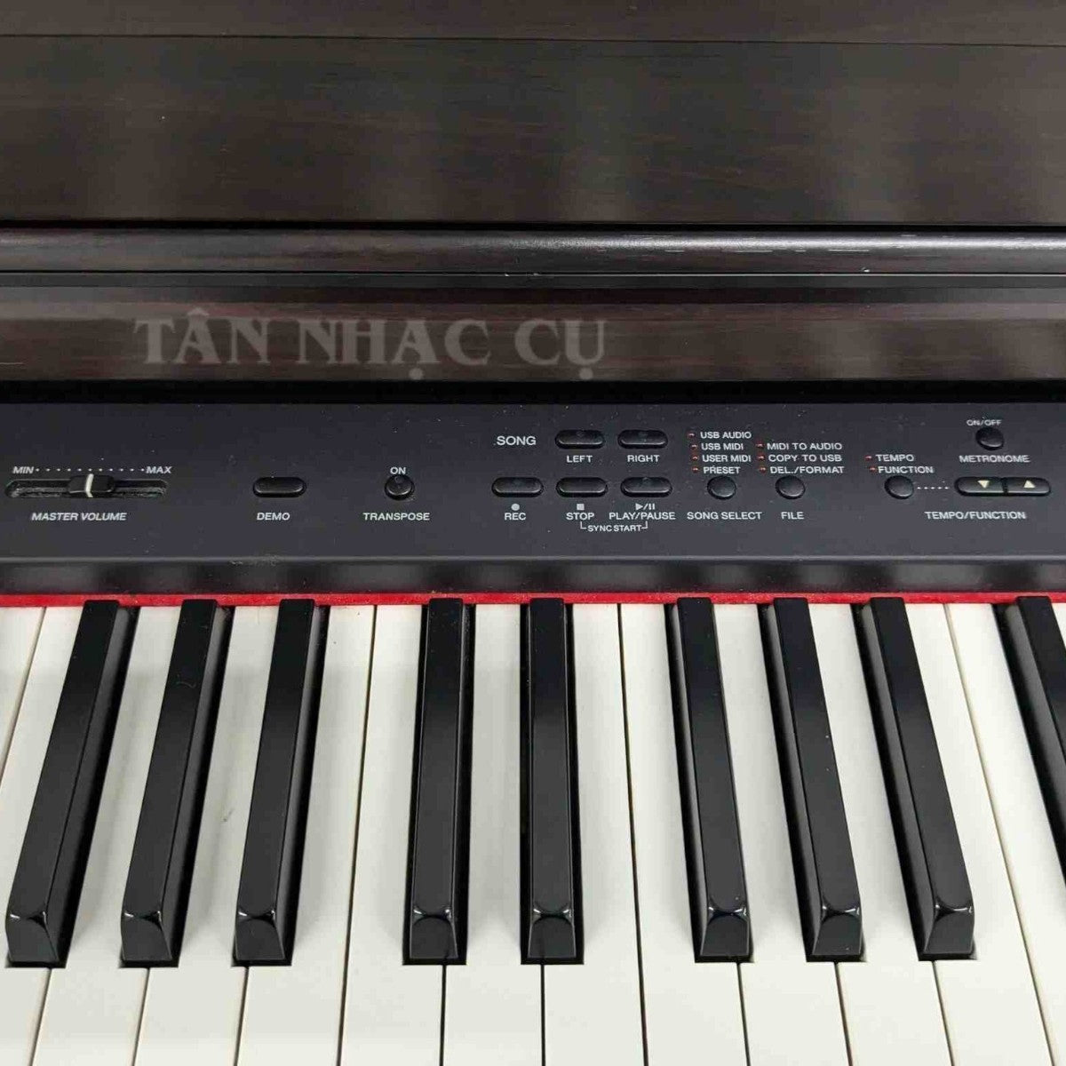 Bảng điều khiển và bàn phím gỗ tự nhiên của đàn piano điện TÂN NHẠC CỤ Yamaha CLP470