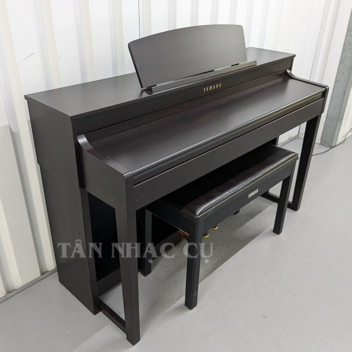 Đàn piano điện TÂN NHẠC CỤ Yamaha CLP470 màu nâu đen sang trọng với thiết kế dáng tủ cao cấp và ghế đàn đi kèm