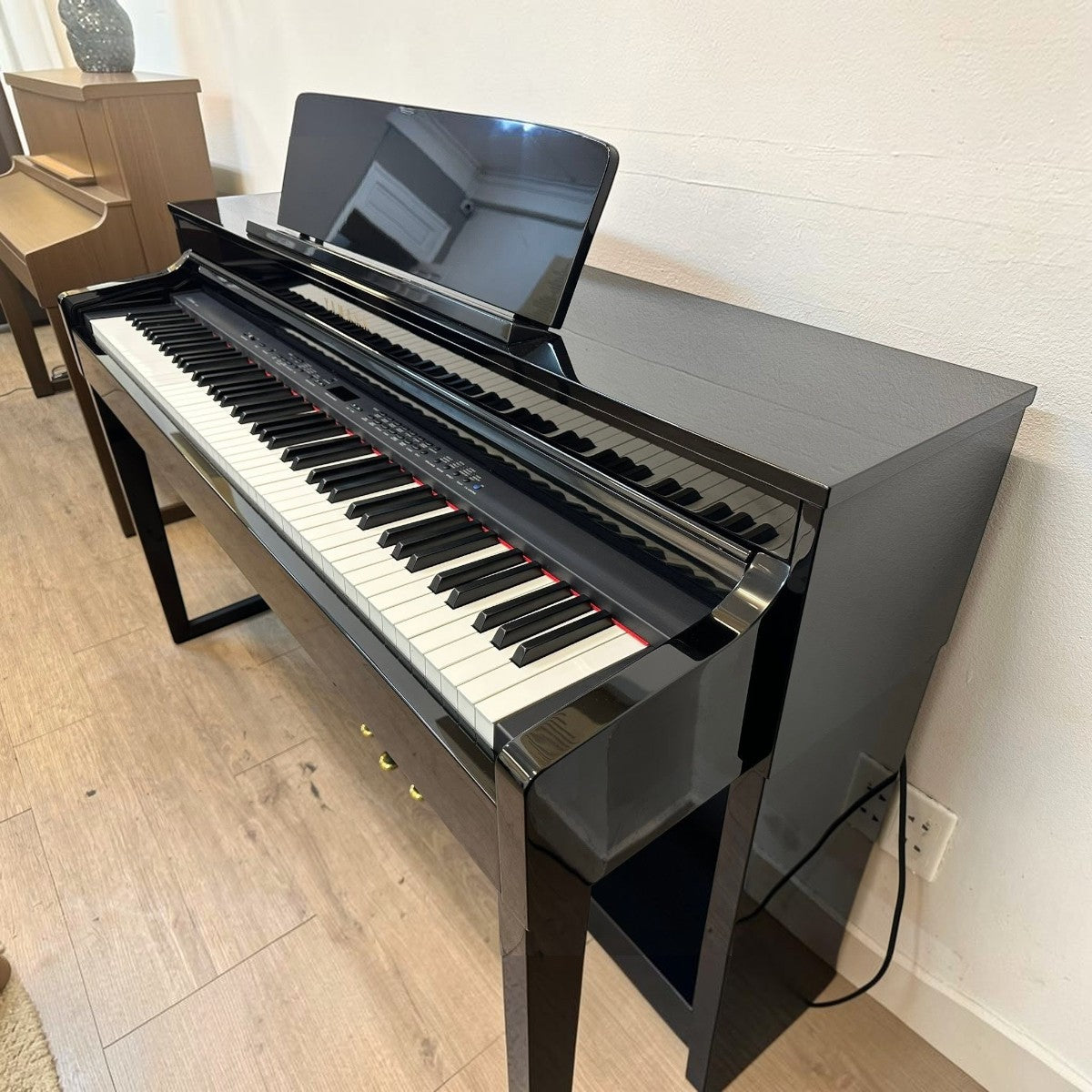 Đàn piano điện Yamaha CLP470 màu đen bóng với bàn phím gỗ tự nhiên tại showroom TÂN NHẠC CỤ