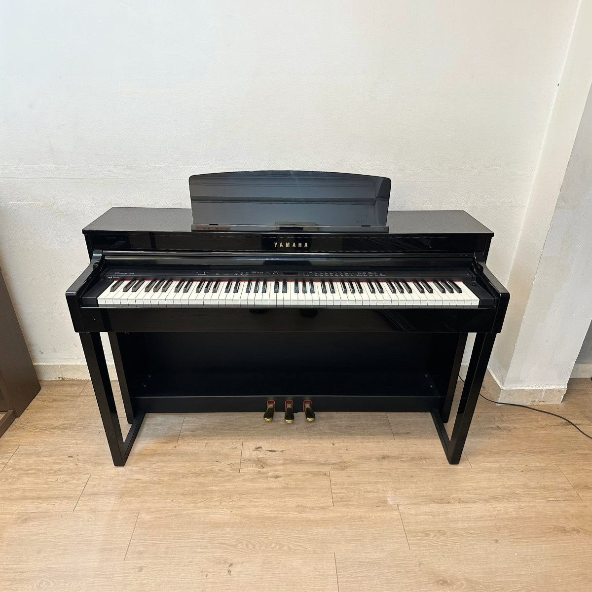 Đàn piano điện TÂN NHẠC CỤ Yamaha CLP470 màu đen bóng với bàn phím gỗ tự nhiên cao cấp và thiết kế dáng tủ sang trọng