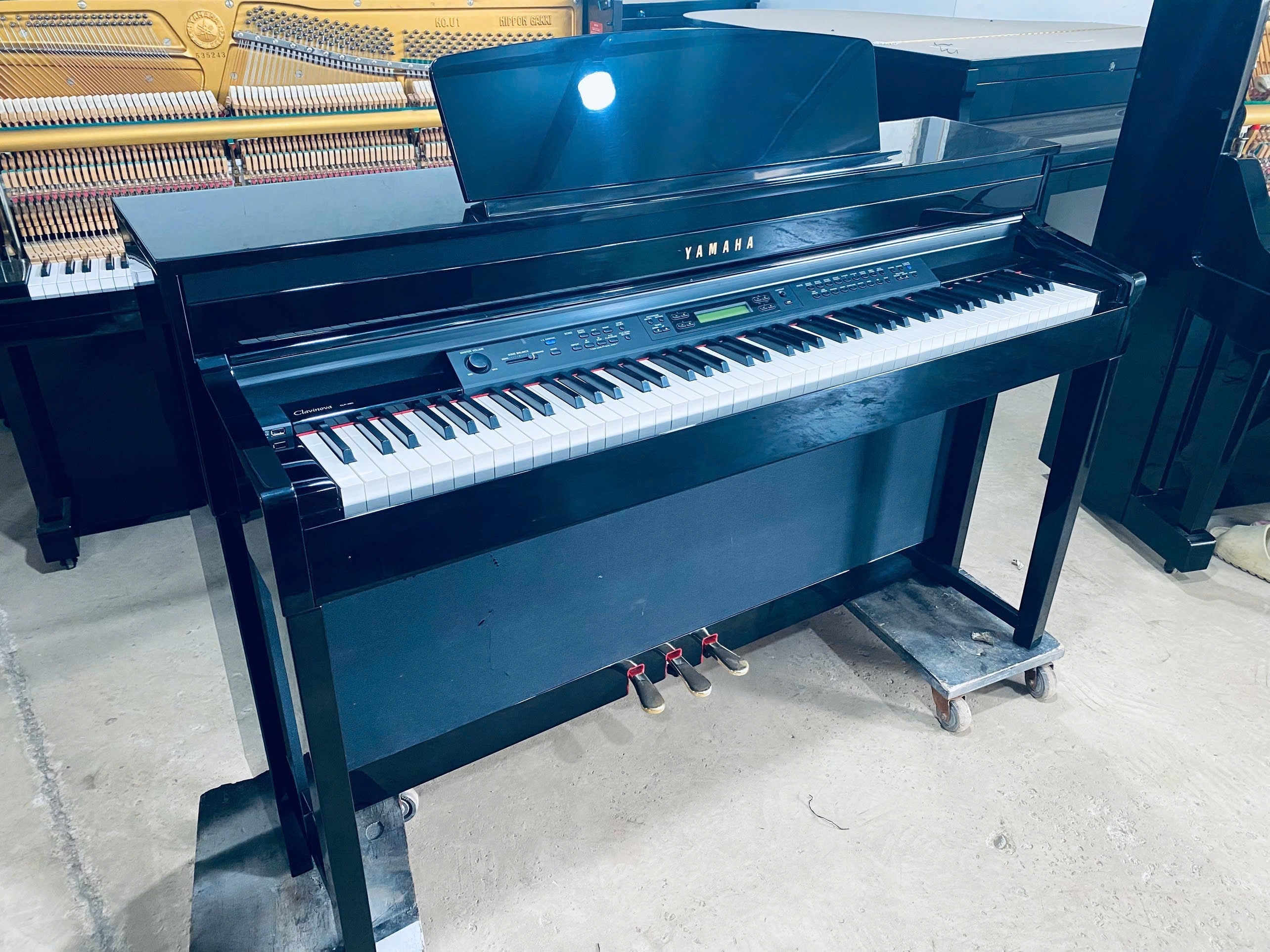 Đàn piano điện TÂN NHẠC CỤ Yamaha CLP480 PE màu đen bóng sang trọng với bàn phím gỗ tự nhiên và hệ thống pedal chuyên nghiệp