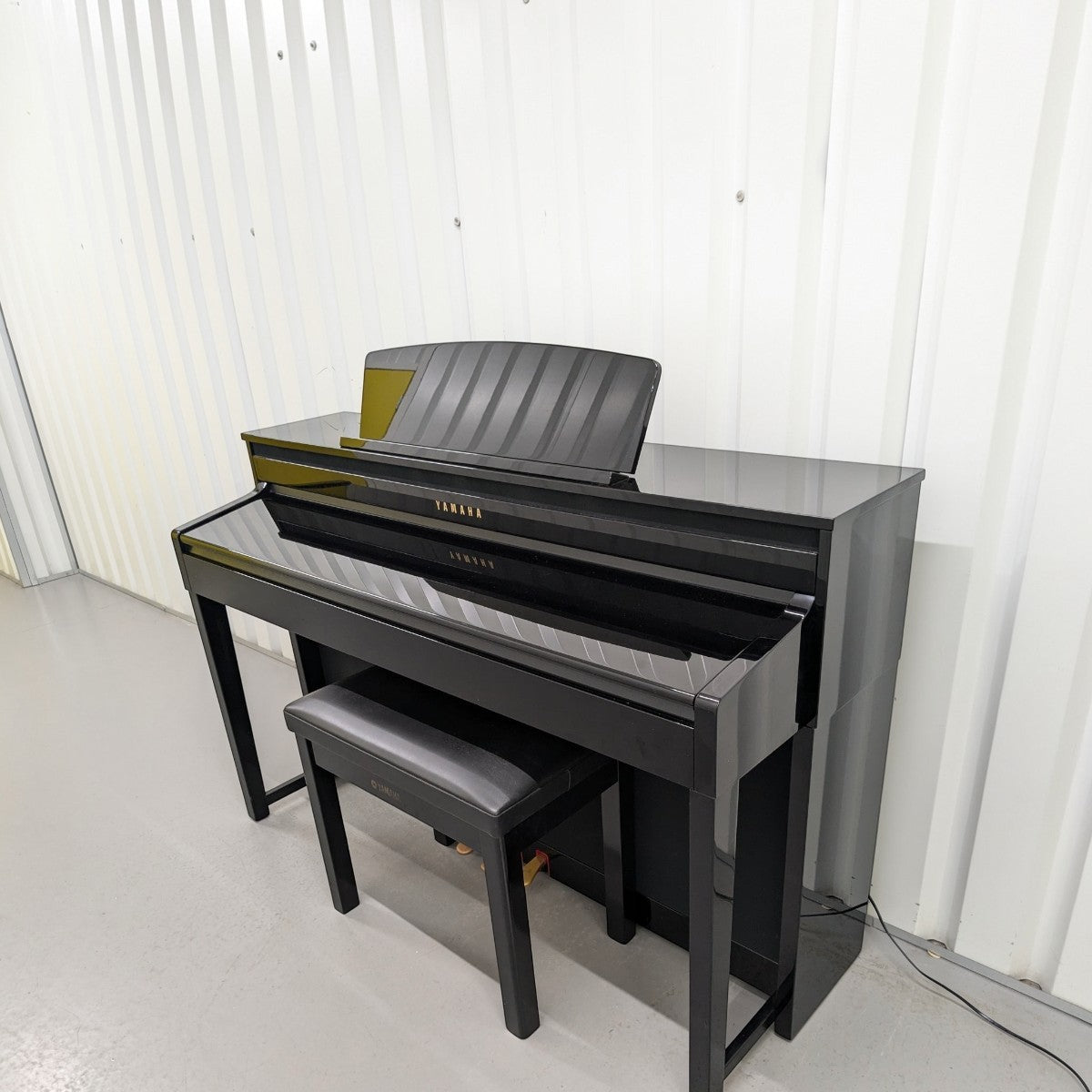 Đàn piano điện Yamaha CLP480 PE màu đen bóng sang trọng tại Tân Nhạc Cụ với thiết kế dáng tủ cao cấp