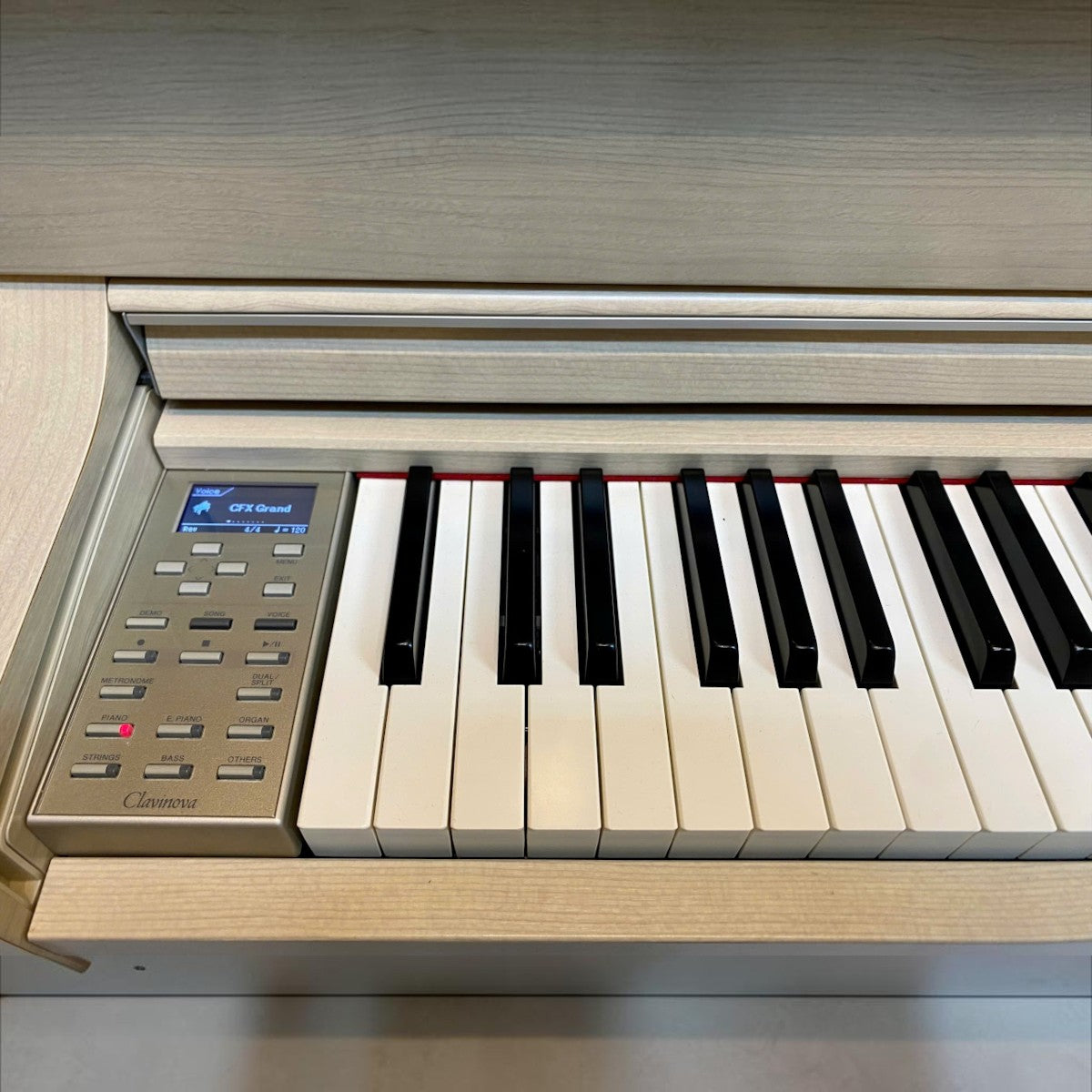 Bàn phím GH3X và bảng điều khiển của đàn piano điện TÂN NHẠC CỤ Yamaha CLP535 với màn hình hiển thị tiếng CFX Grand