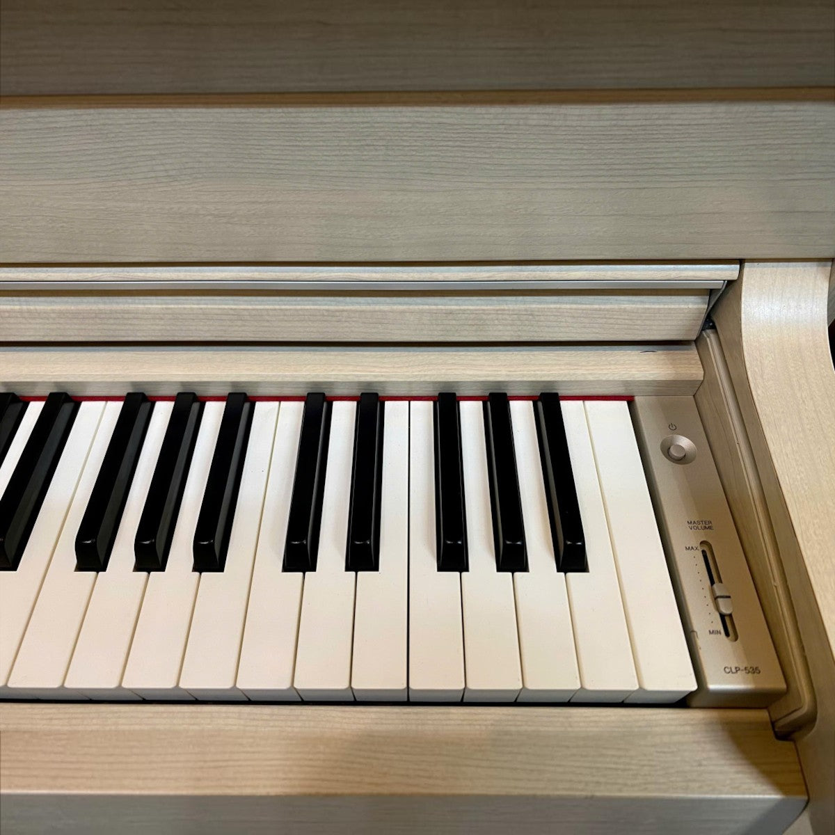 Bàn phím đàn piano điện TÂN NHẠC CỤ Yamaha CLP535 màu gỗ sáng với các phím giả ngà và bảng điều khiển âm lượng