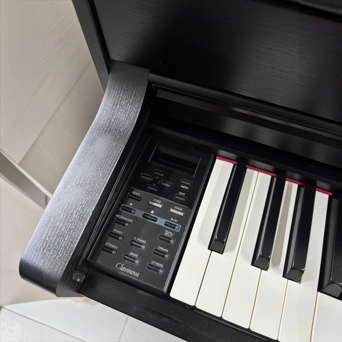 Bảng điều khiển Clavinova trên đàn piano điện TÂN NHẠC CỤ Yamaha CLP535 màu đen với các nút chức năng chi tiết