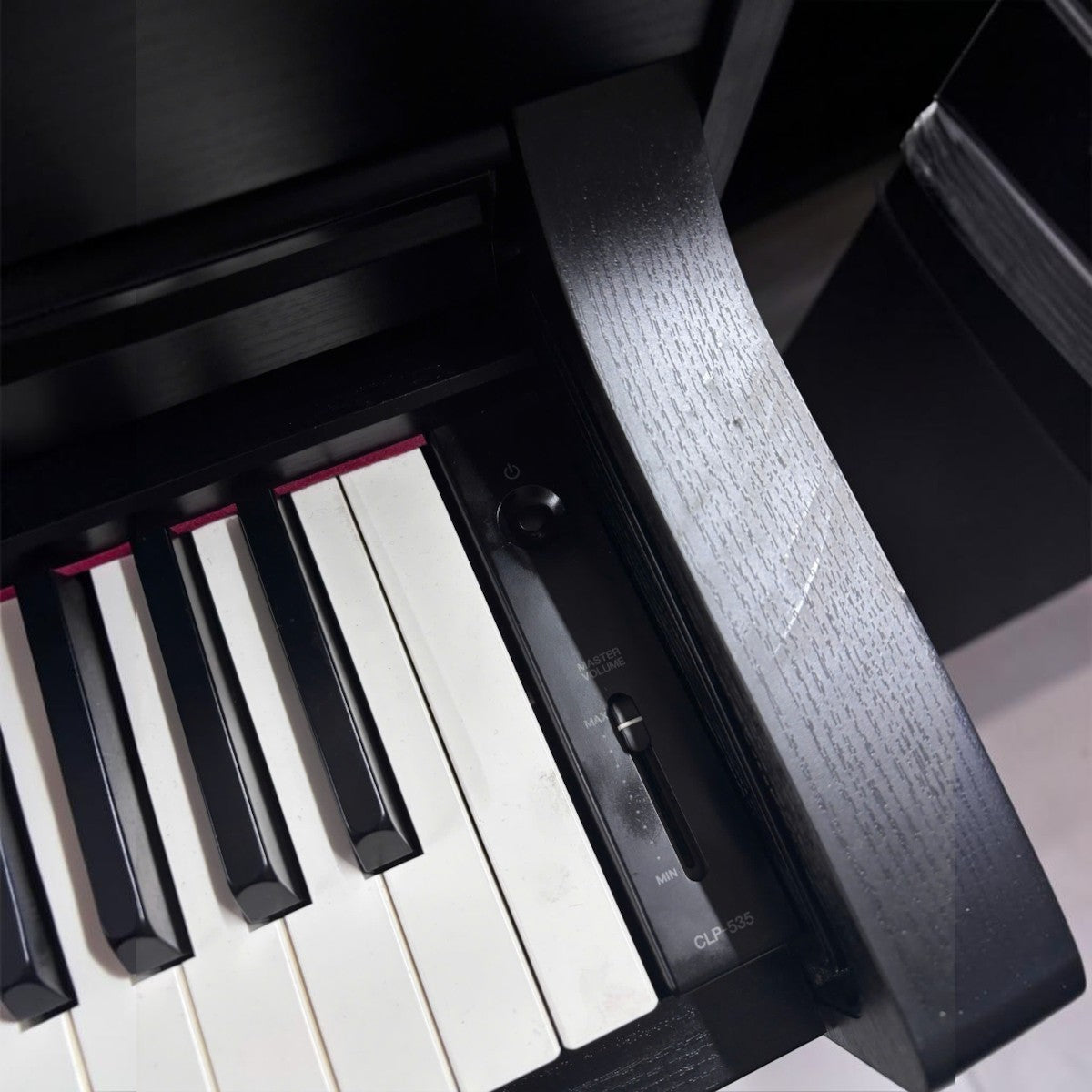 Đàn piano điện TÂN NHẠC CỤ Yamaha CLP535 màu đen với bàn phím GH3X và bảng điều khiển âm lượng bên cạnh