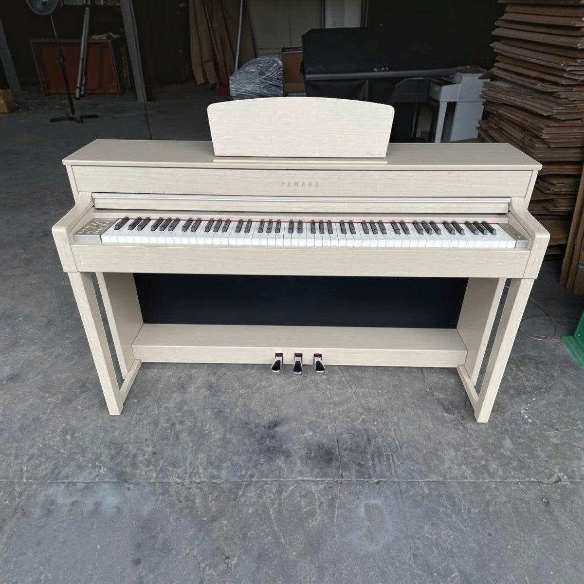 Đàn piano điện TÂN NHẠC CỤ Yamaha CLP535 màu gỗ sáng với bàn phím GH3X, thiết kế sang trọng tại showroom