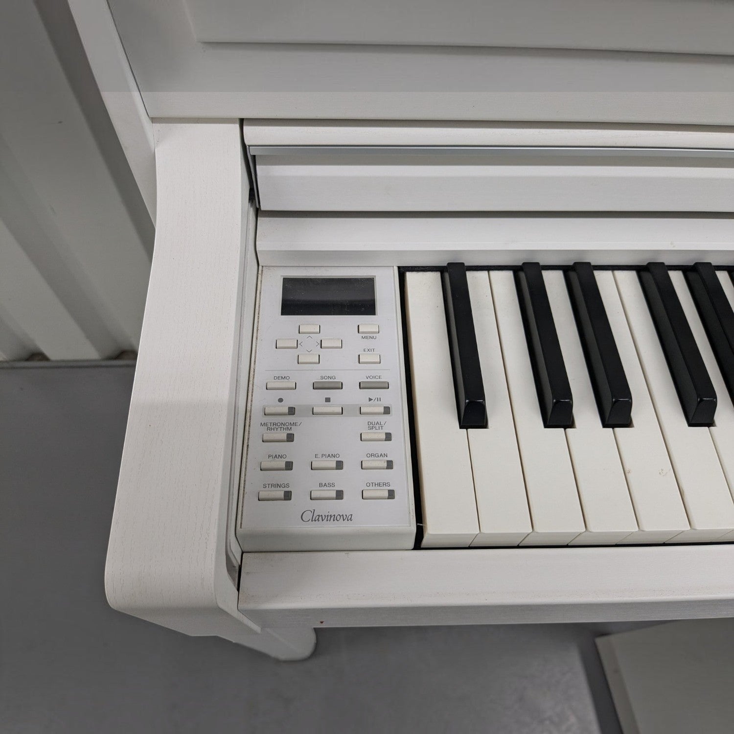 Bảng điều khiển và bàn phím gỗ NWX của đàn piano điện TÂN NHẠC CỤ Yamaha CLP545 màu trắng