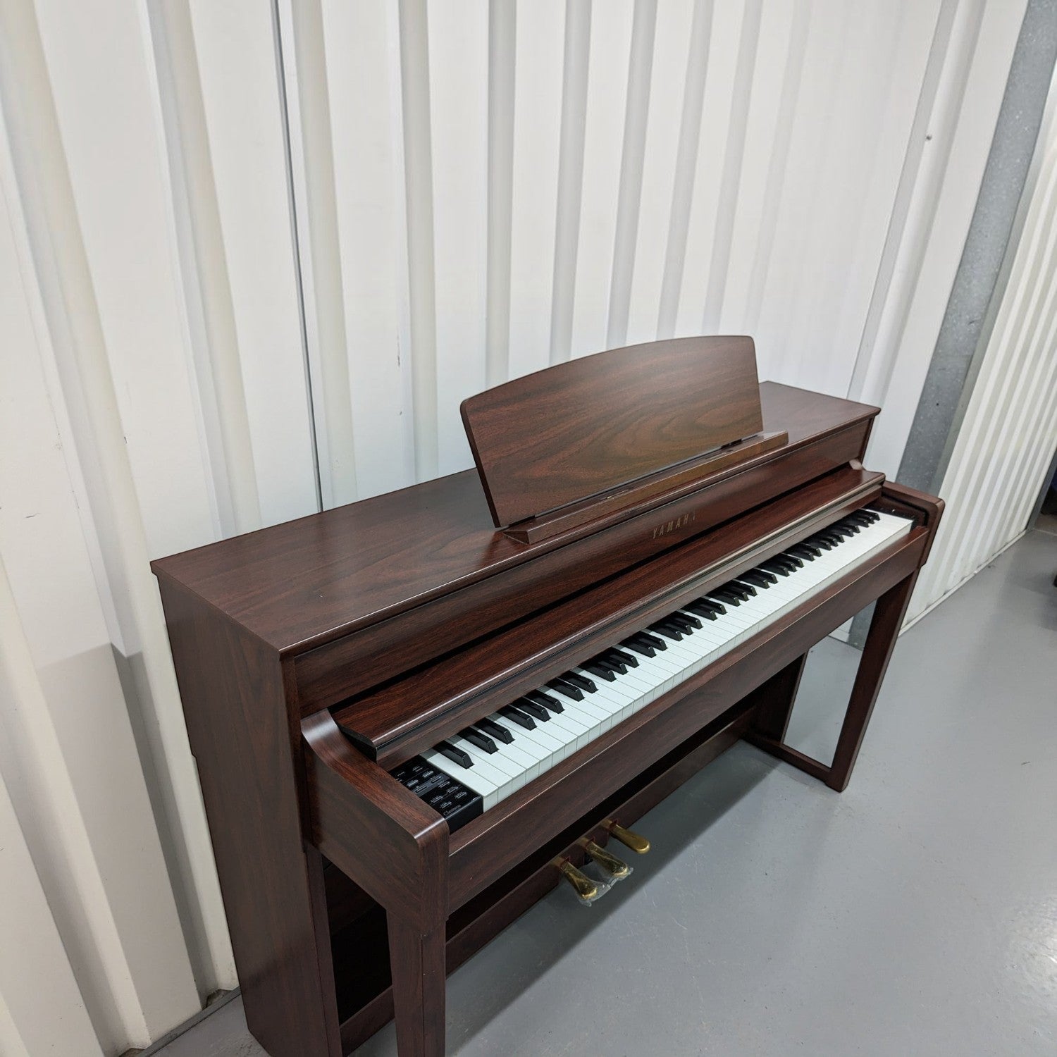 Đàn piano điện TÂN NHẠC CỤ Yamaha CLP545 màu gỗ nâu với bàn phím gỗ thật NWX sang trọng