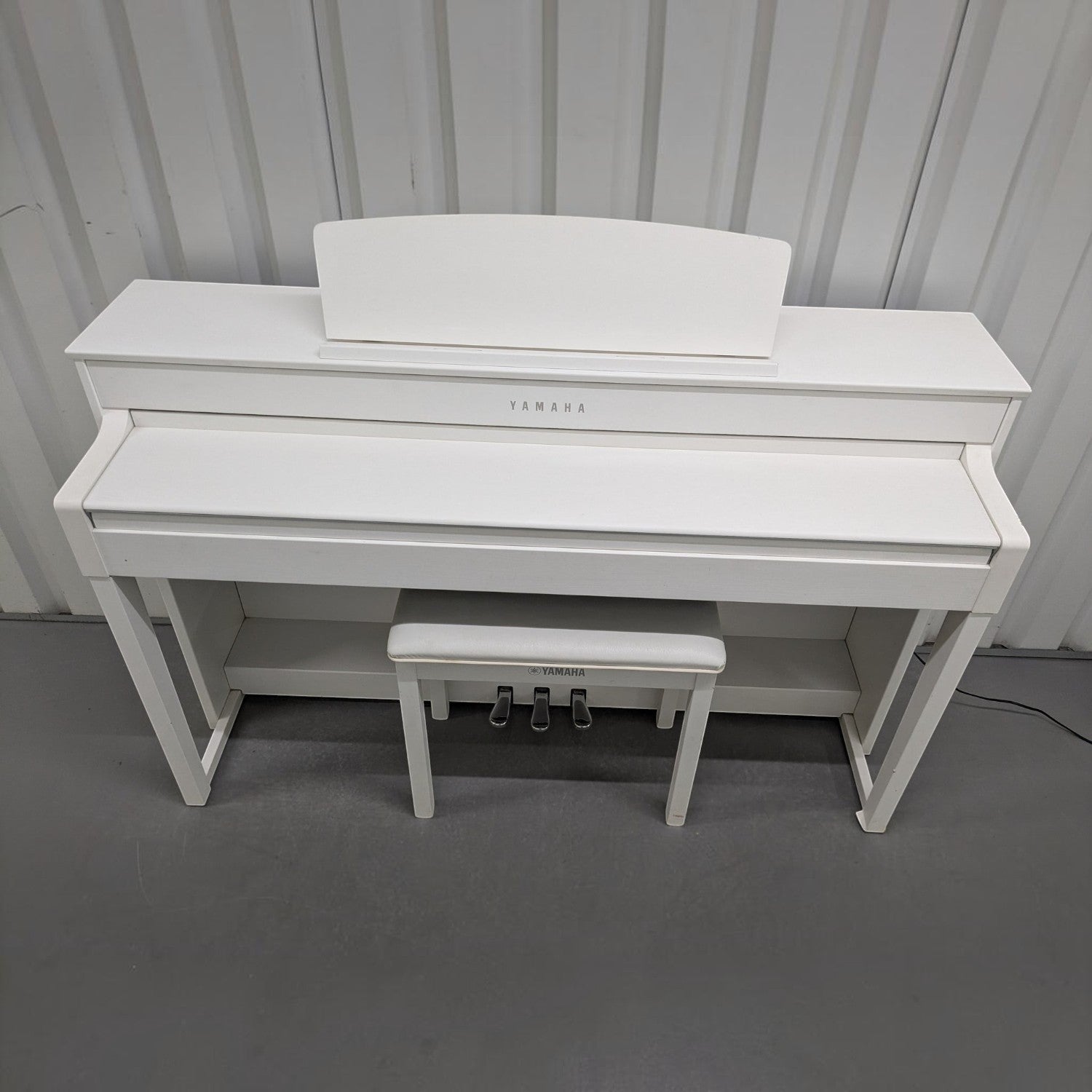 Đàn piano điện TÂN NHẠC CỤ Yamaha CLP545 màu trắng sang trọng với bàn phím gỗ NWX và ghế đàn đi kèm
