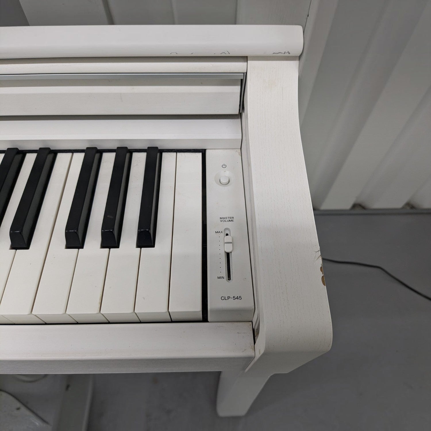 Đàn piano điện TÂN NHẠC CỤ Yamaha CLP545 màu trắng với bàn phím gỗ NWX và thanh trượt điều chỉnh âm lượng