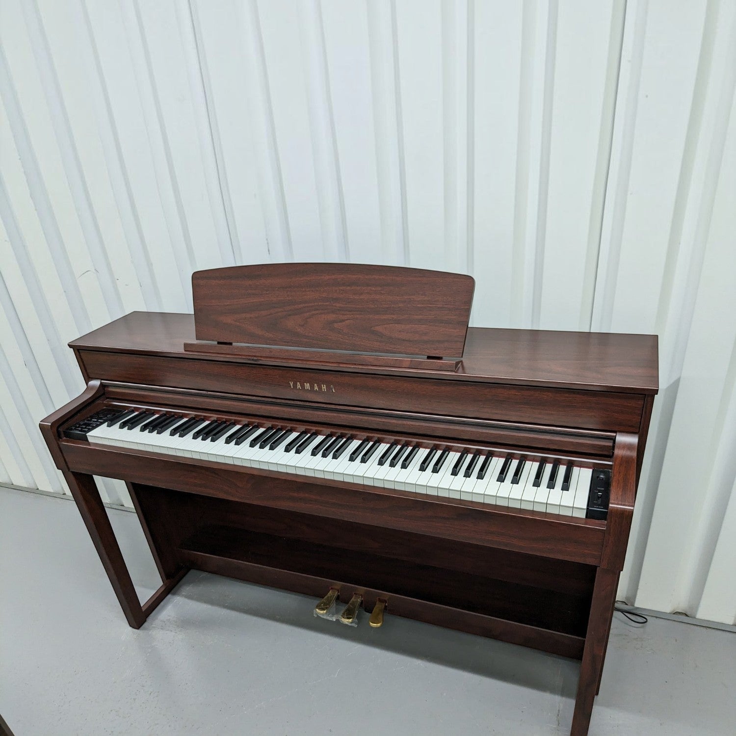 Đàn piano điện TÂN NHẠC CỤ Yamaha CLP545 màu gỗ nâu sang trọng với bàn phím gỗ thật NWX và thiết kế hiện đại