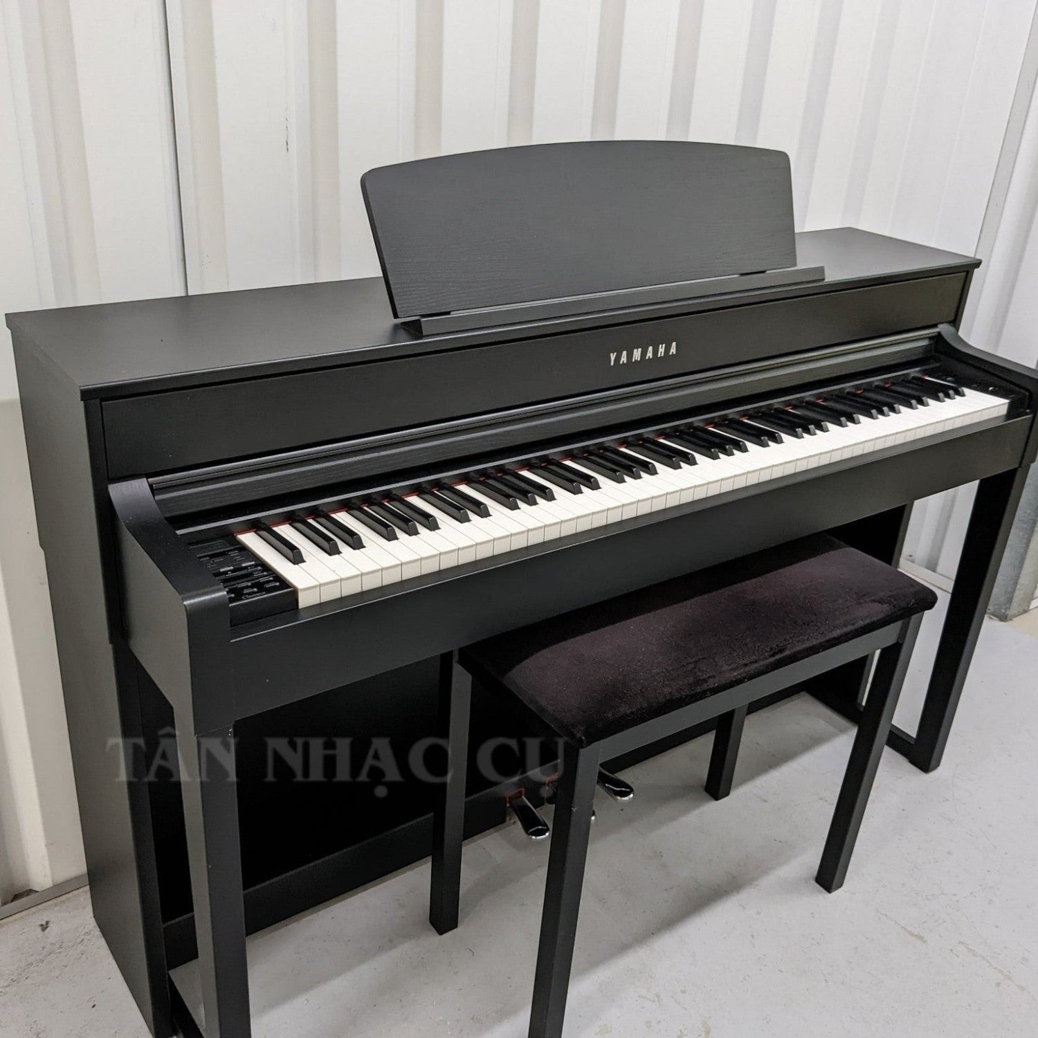 Đàn piano điện TÂN NHẠC CỤ Yamaha CLP545 màu đen với bàn phím gỗ NWX và ghế đàn đi kèm