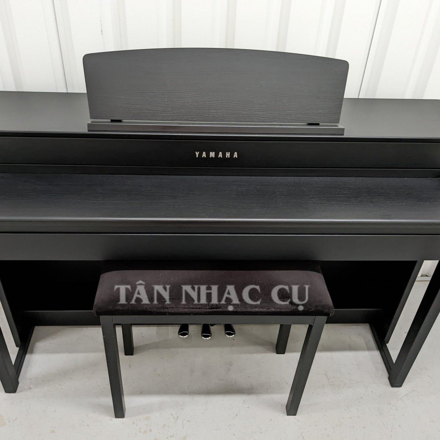 Đàn piano điện TÂN NHẠC CỤ Yamaha CLP545 màu đen sang trọng với bàn phím gỗ NWX và ghế đàn đi kèm