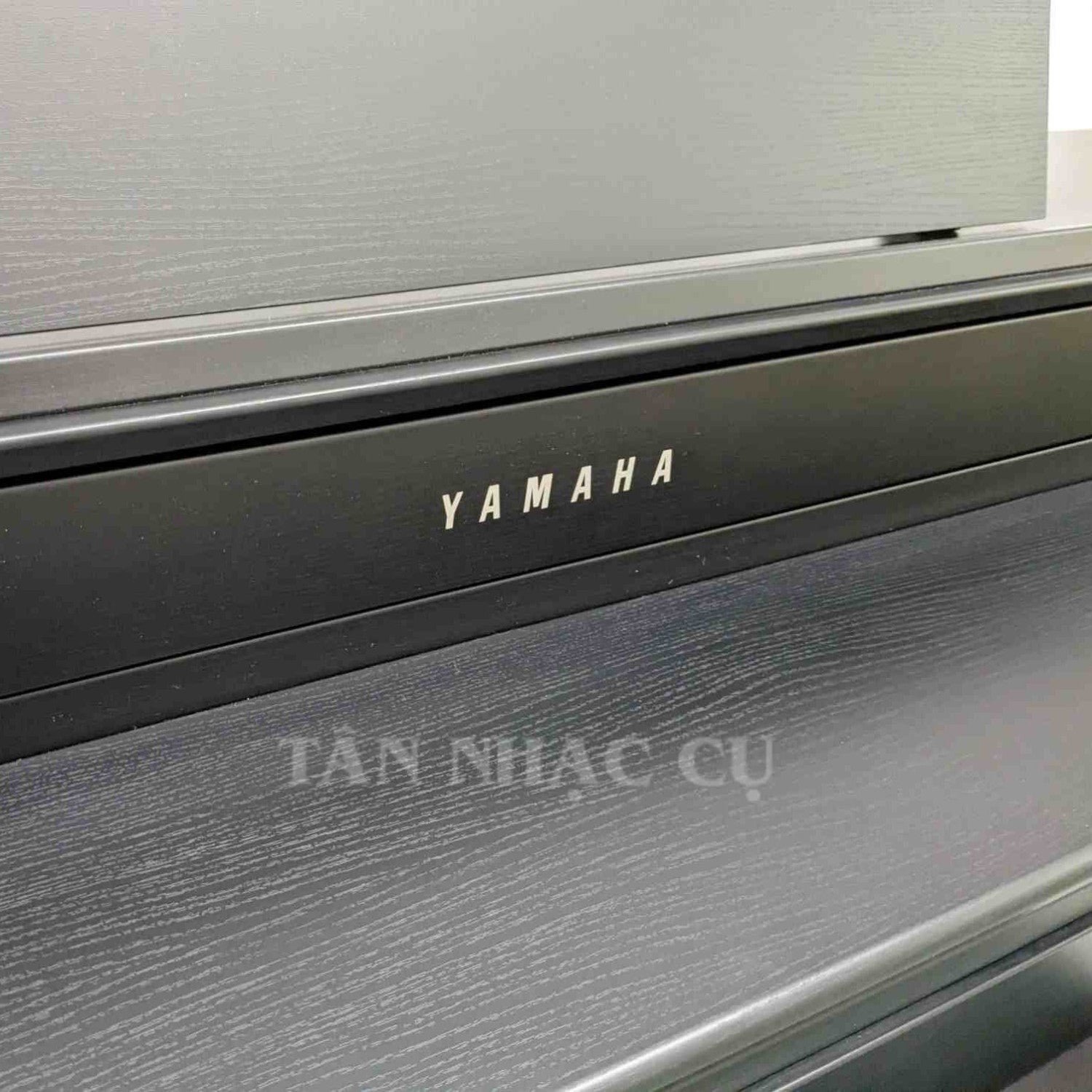 Đàn piano điện TÂN NHẠC CỤ Yamaha CLP545 với bề mặt gỗ vân màu đen sang trọng và logo Yamaha nổi bật