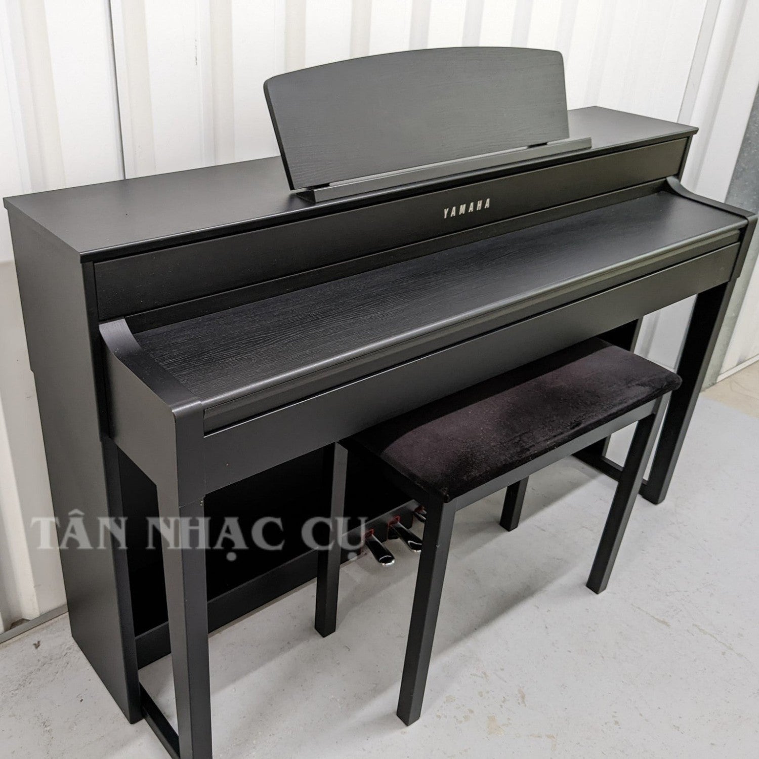 Đàn piano điện TÂN NHẠC CỤ Yamaha CLP545 màu đen với bàn phím gỗ NWX và ghế đàn đi kèm