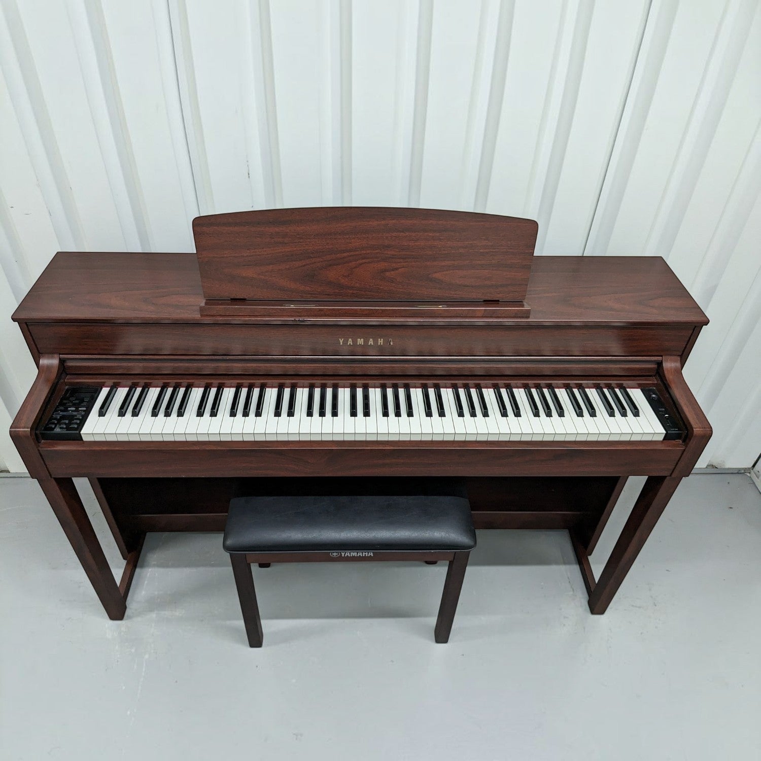 Đàn piano điện TÂN NHẠC CỤ Yamaha CLP545 màu gỗ nâu với bàn phím gỗ NWX và ghế đàn đi kèm