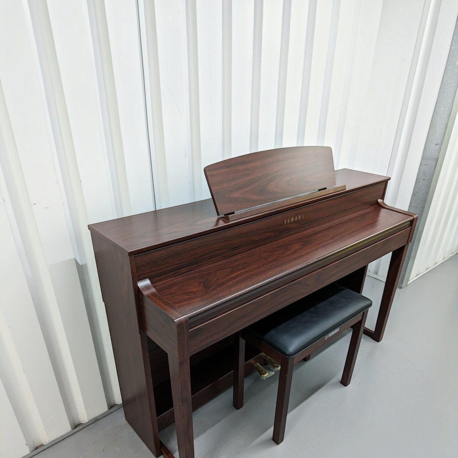 Đàn piano điện TÂN NHẠC CỤ Yamaha CLP545 màu gỗ nâu sang trọng với bàn phím gỗ NWX cao cấp và ghế đàn đi kèm