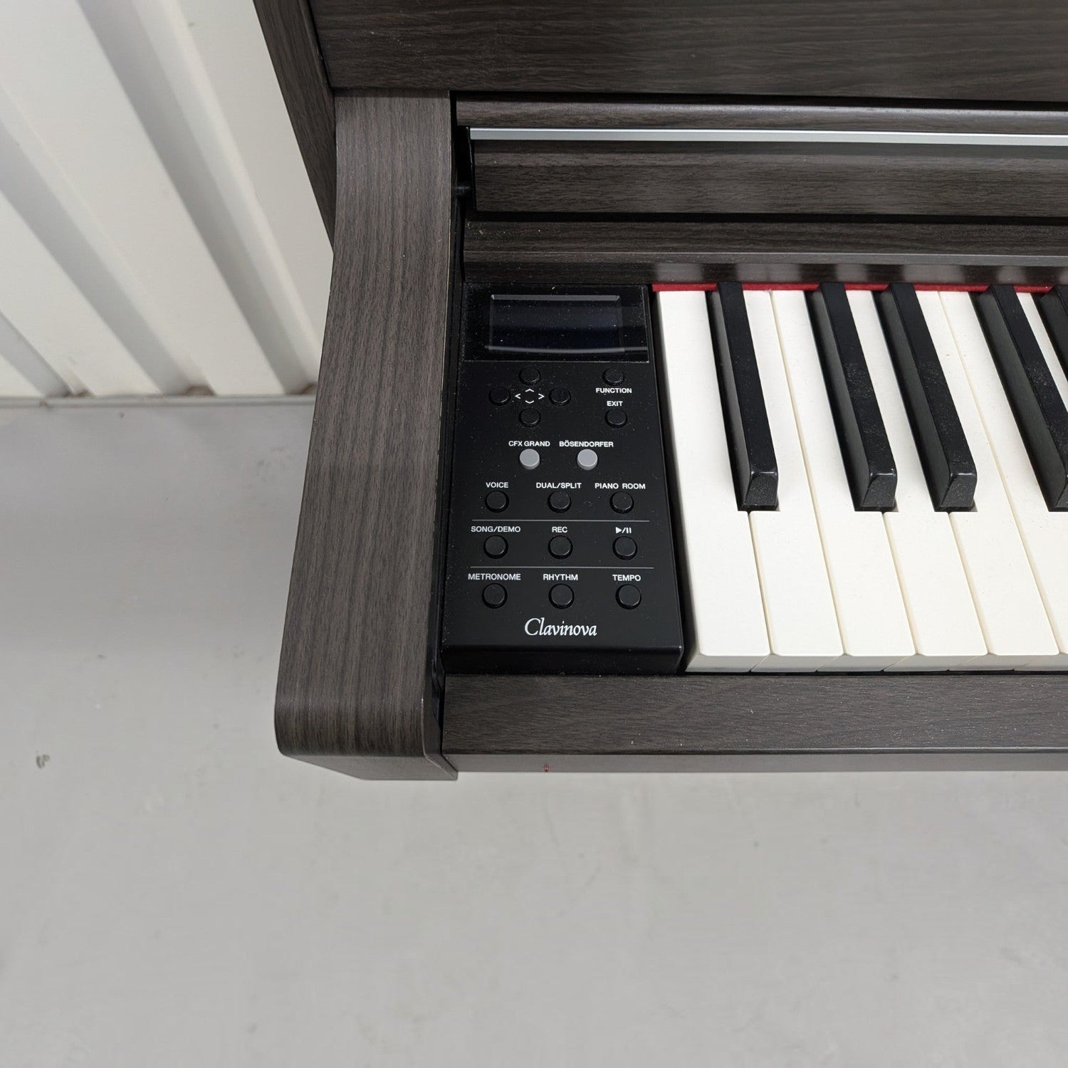 Bảng điều khiển và bàn phím đàn piano điện TÂN NHẠC CỤ Yamaha CLP-635 màu đen vân gỗ sang trọng