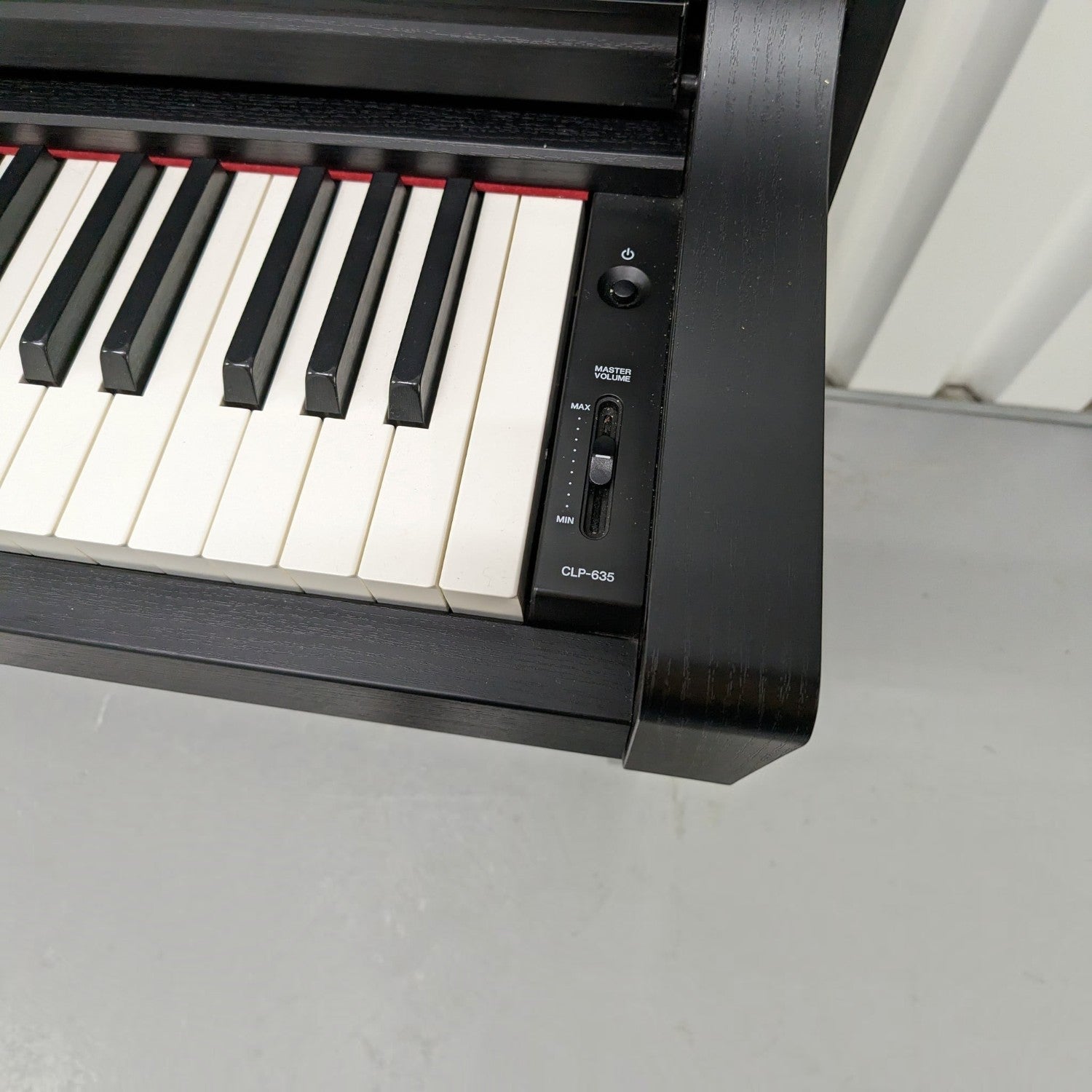 Bàn phím và bảng điều khiển âm lượng đàn piano điện Yamaha CLP-635 tại Tân Nhạc Cụ