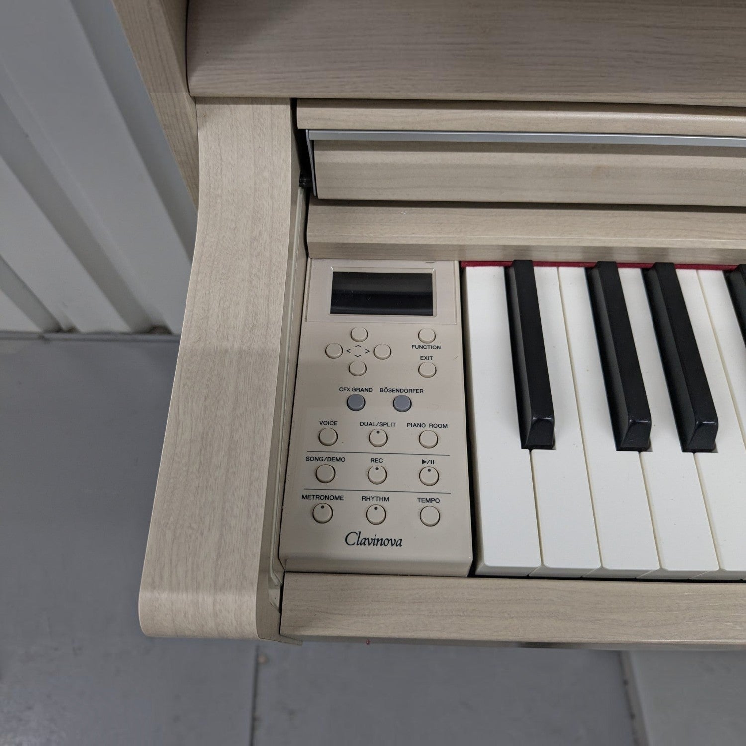 Bảng điều khiển và bàn phím đàn piano điện TÂN NHẠC CỤ Yamaha CLP-635 màu gỗ sáng sang trọng