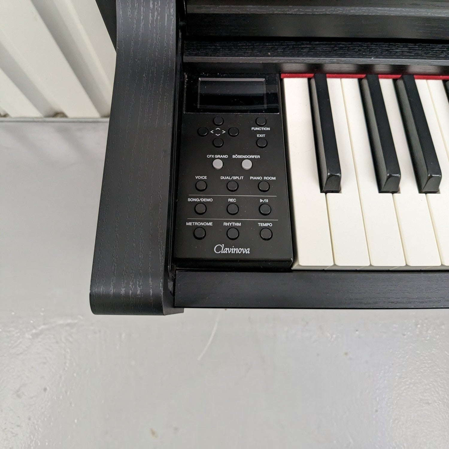 Bảng điều khiển và bàn phím đàn piano điện TÂN NHẠC CỤ Yamaha CLP-635 màu đen với các nút chức năng Clavinova