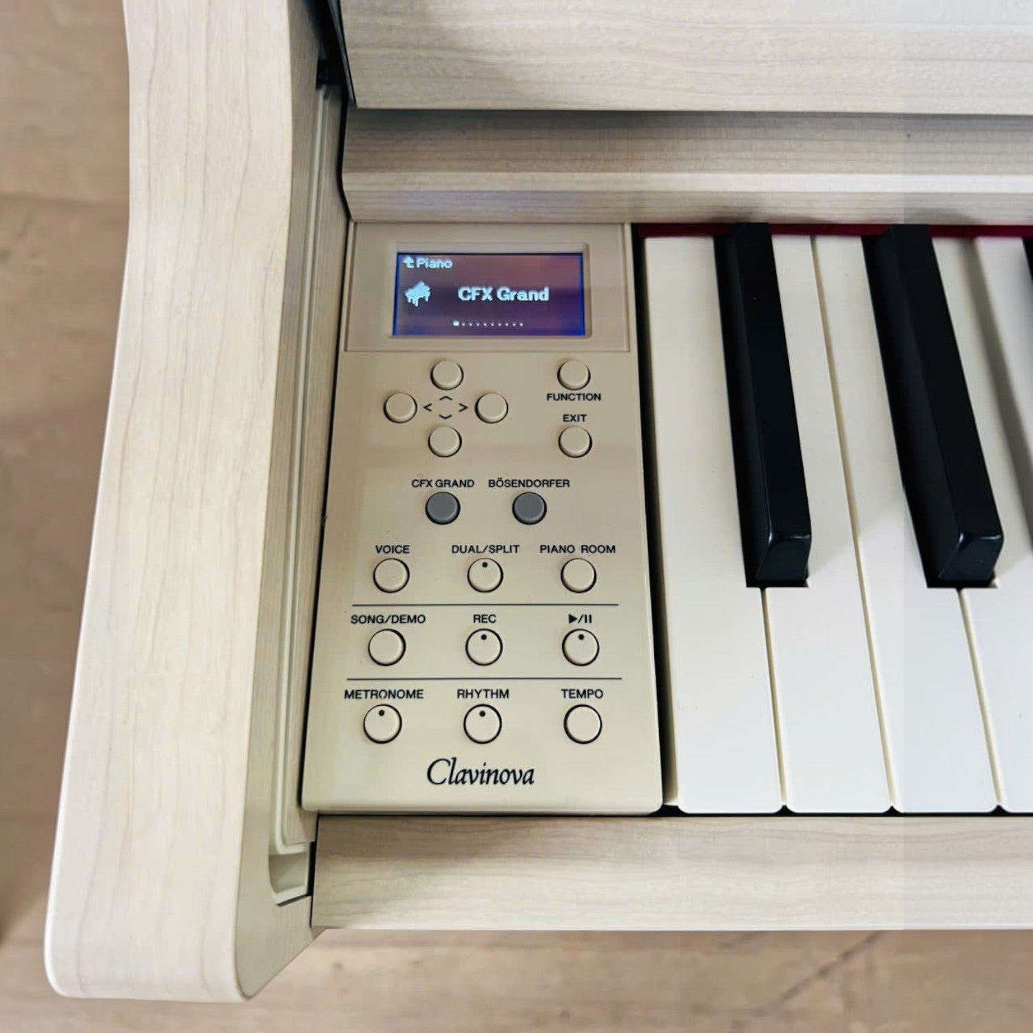 Bảng điều khiển kỹ thuật số của đàn piano điện TÂN NHẠC CỤ Yamaha CLP-635 với màn hình LCD và các nút chức năng
