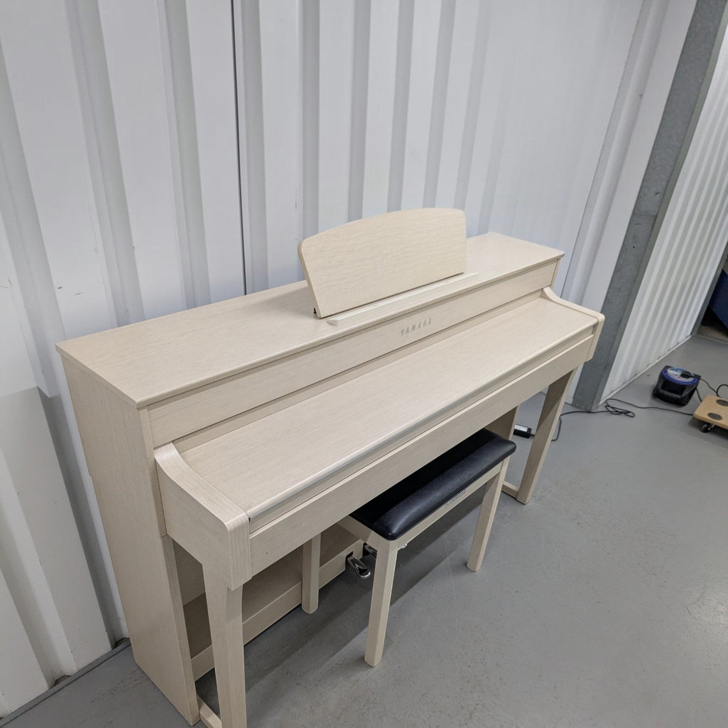 Đàn piano điện TÂN NHẠC CỤ Yamaha CLP-635 màu trắng trang nhã với thiết kế dáng tủ hiện đại và ghế đàn đi kèm