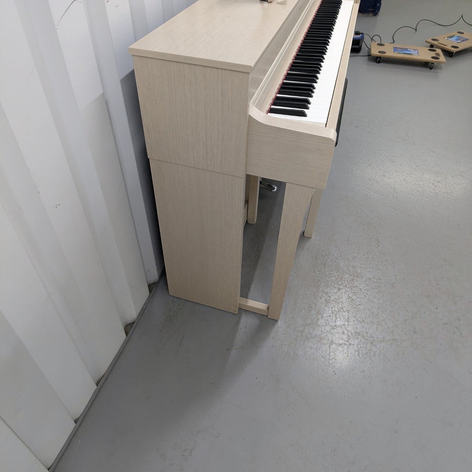 Đàn piano điện Yamaha CLP-635 màu gỗ sáng tại Tân Nhạc Cụ, thiết kế dáng tủ hiện đại và sang trọng.
