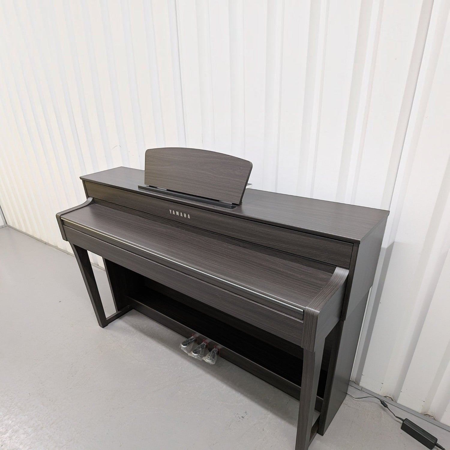 Đàn piano điện TÂN NHẠC CỤ Yamaha CLP-635 màu gỗ đen sang trọng với thiết kế dáng tủ hiện đại và bàn phím GH3X