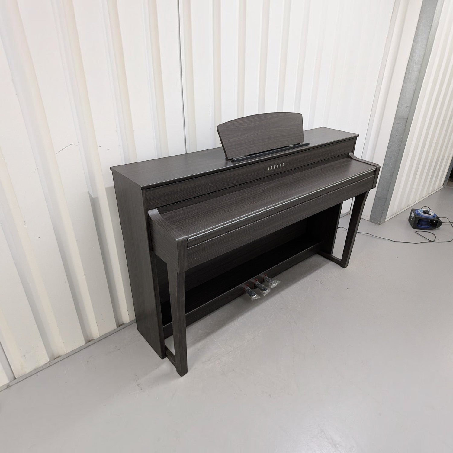 Đàn piano điện TÂN NHẠC CỤ Yamaha CLP-635 màu đen vân gỗ sang trọng với thiết kế dáng tủ hiện đại