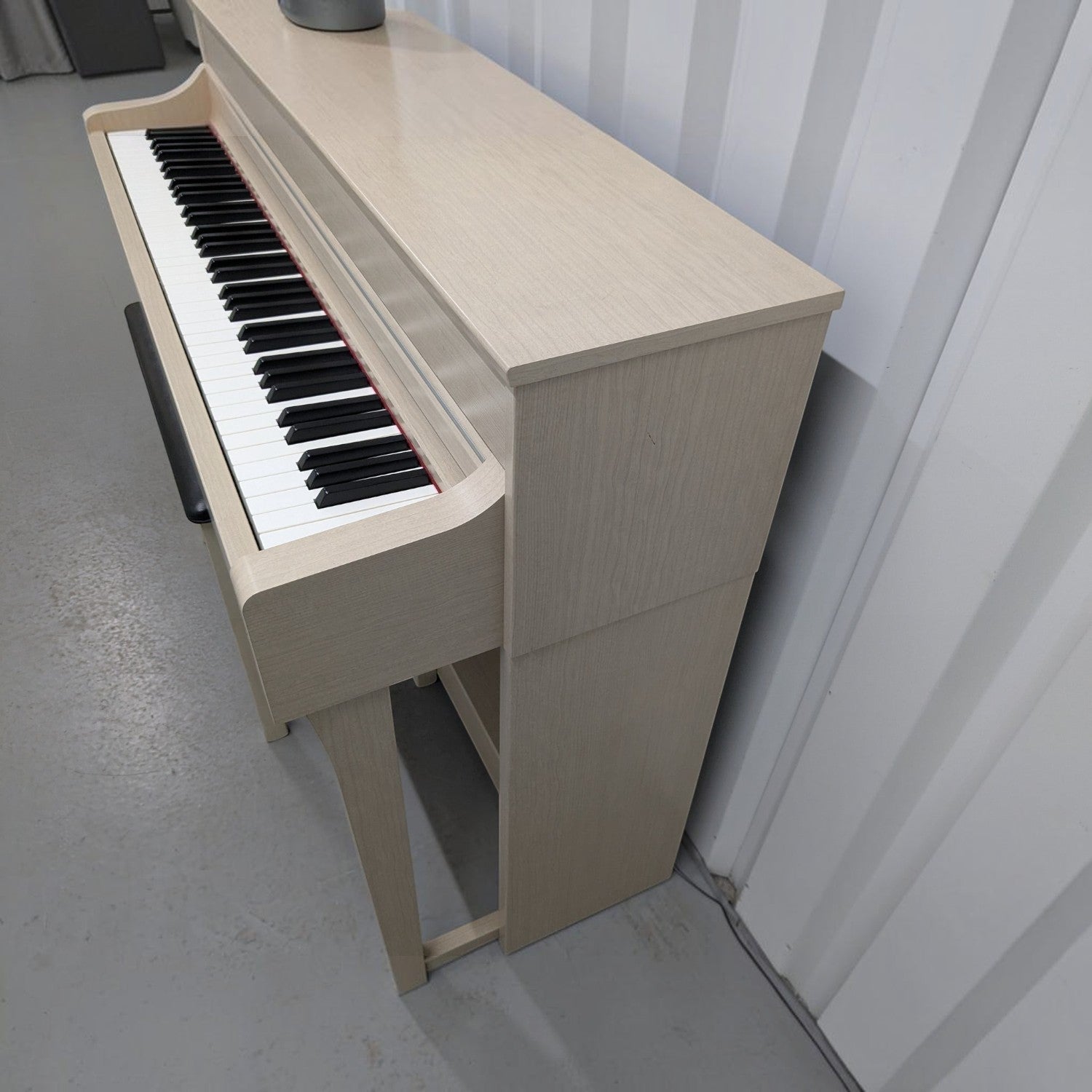 Đàn piano điện TÂN NHẠC CỤ Yamaha CLP-635 màu gỗ sáng trang nhã, thiết kế dáng tủ hiện đại và tinh tế