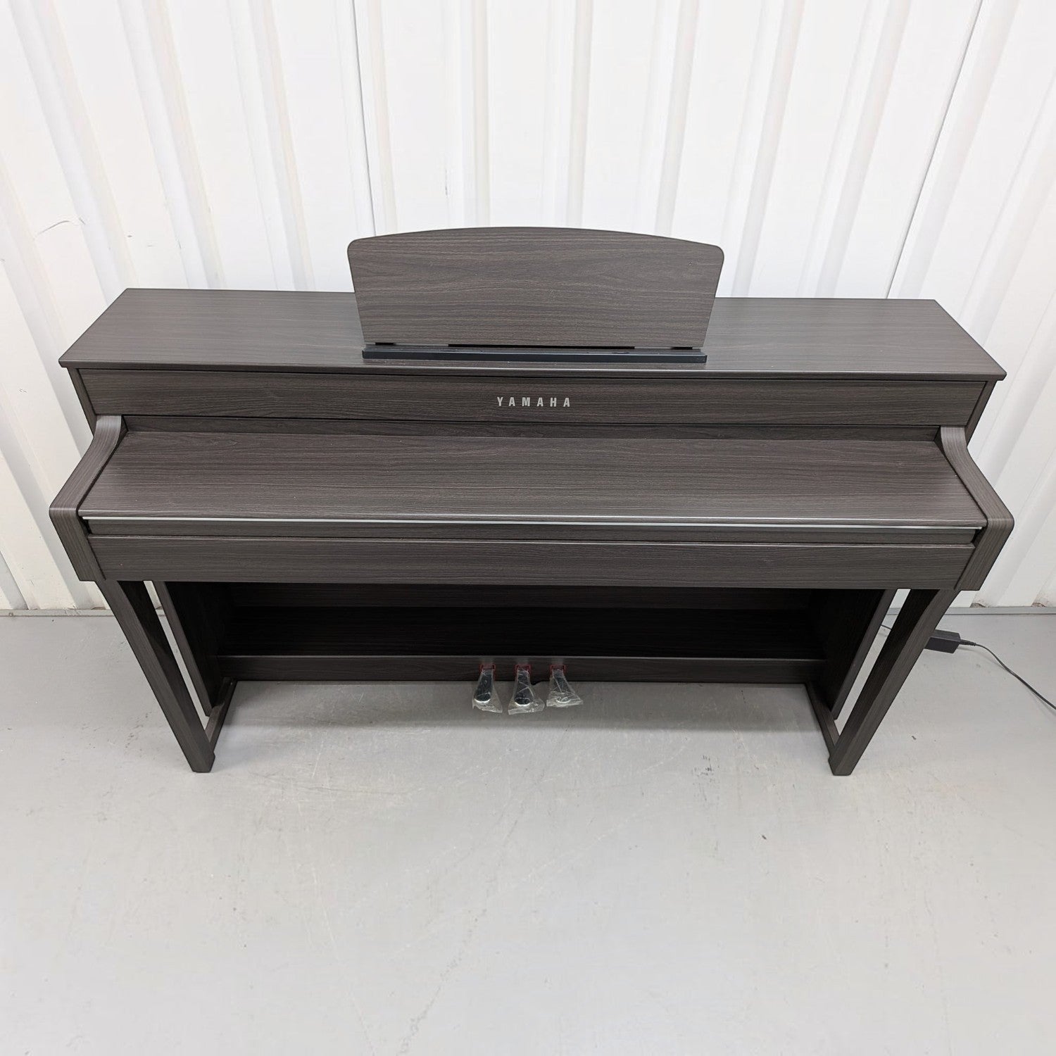 Đàn piano điện Yamaha CLP-635 màu đen vân gỗ sang trọng tại Tân Nhạc Cụ, thiết kế dáng tủ hiện đại và tinh tế.