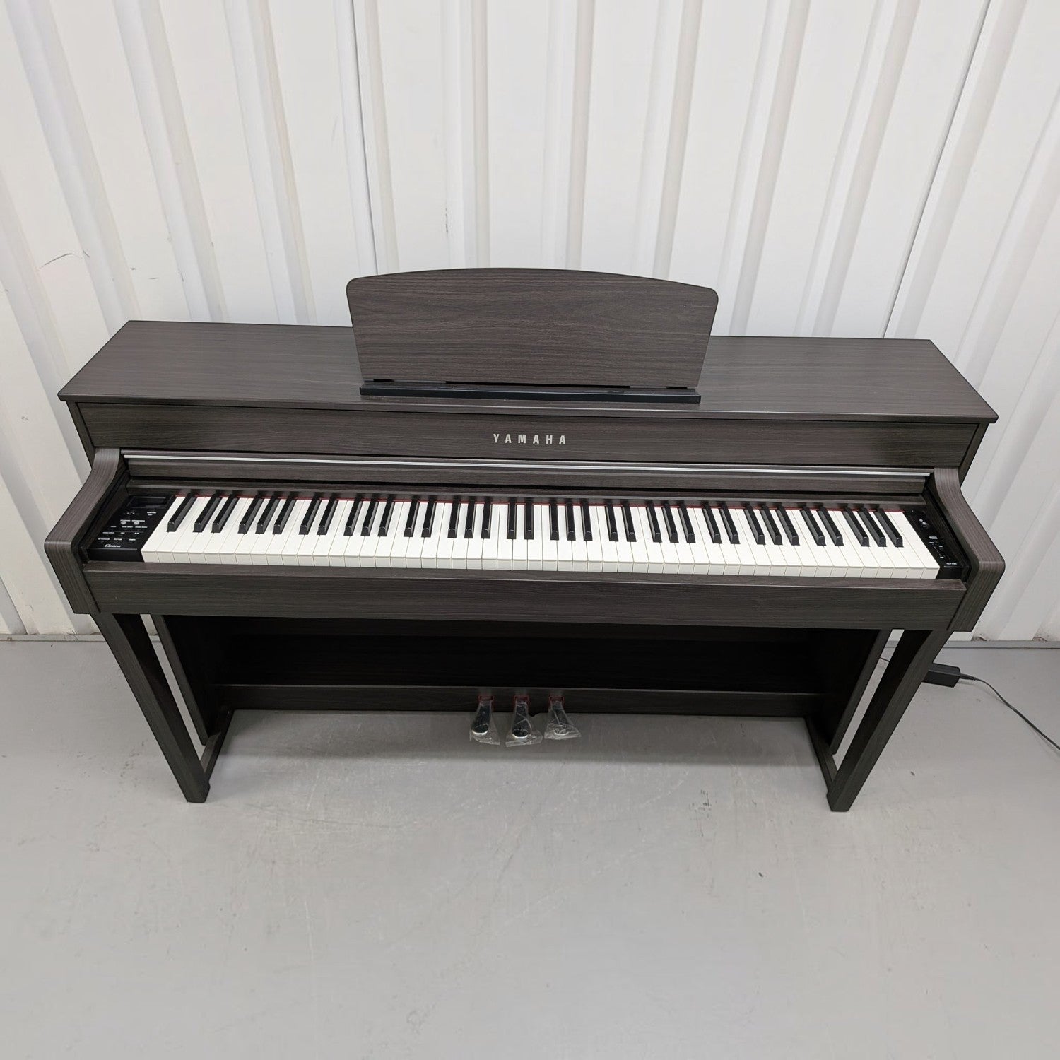 Đàn piano điện TÂN NHẠC CỤ Yamaha CLP-635 màu gỗ tối sang trọng với thiết kế dáng tủ hiện đại và bàn phím 88 phím.