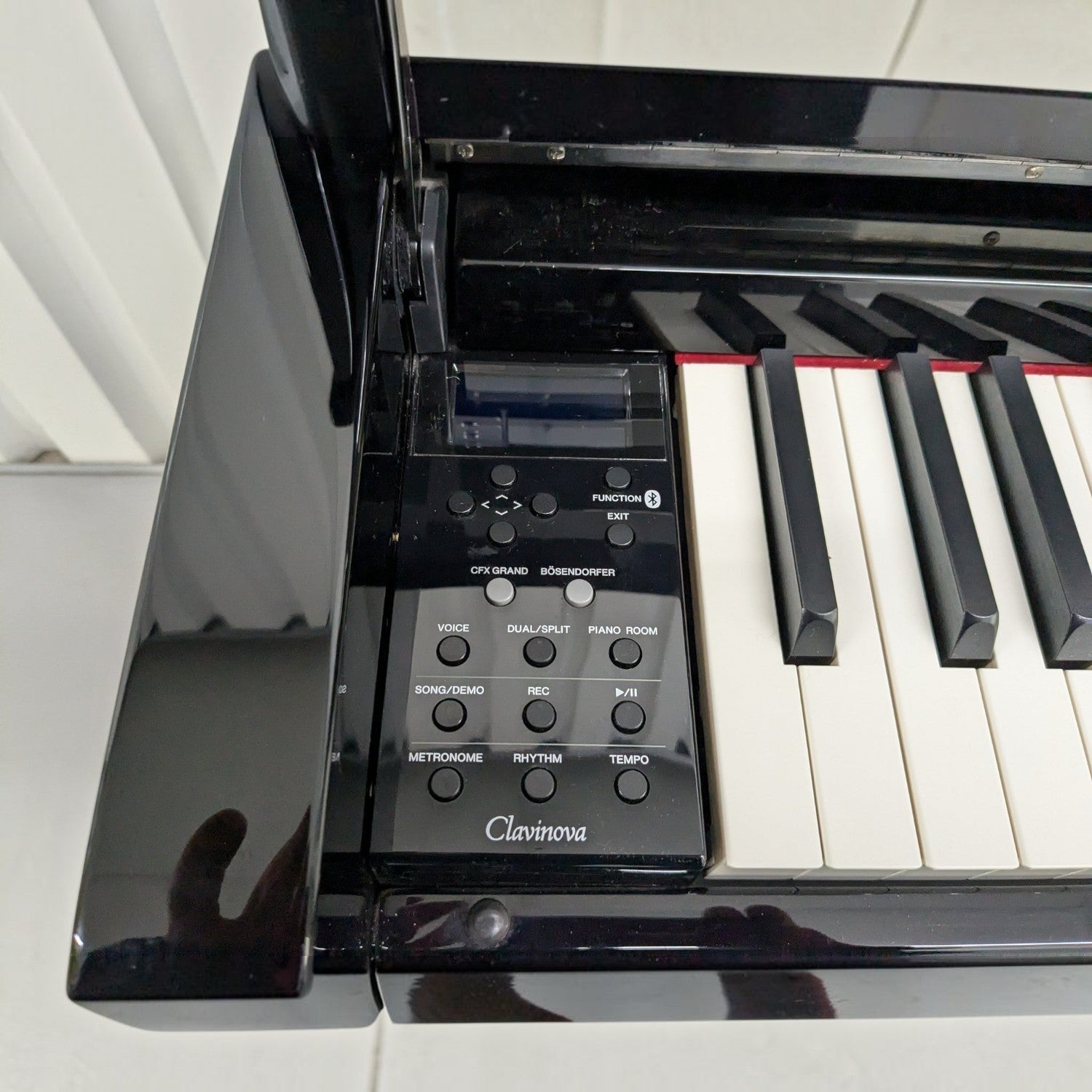 Bảng điều khiển và bàn phím gỗ GrandTouch màu đen bóng của đàn piano điện TÂN NHẠC CỤ Yamaha CLP-685