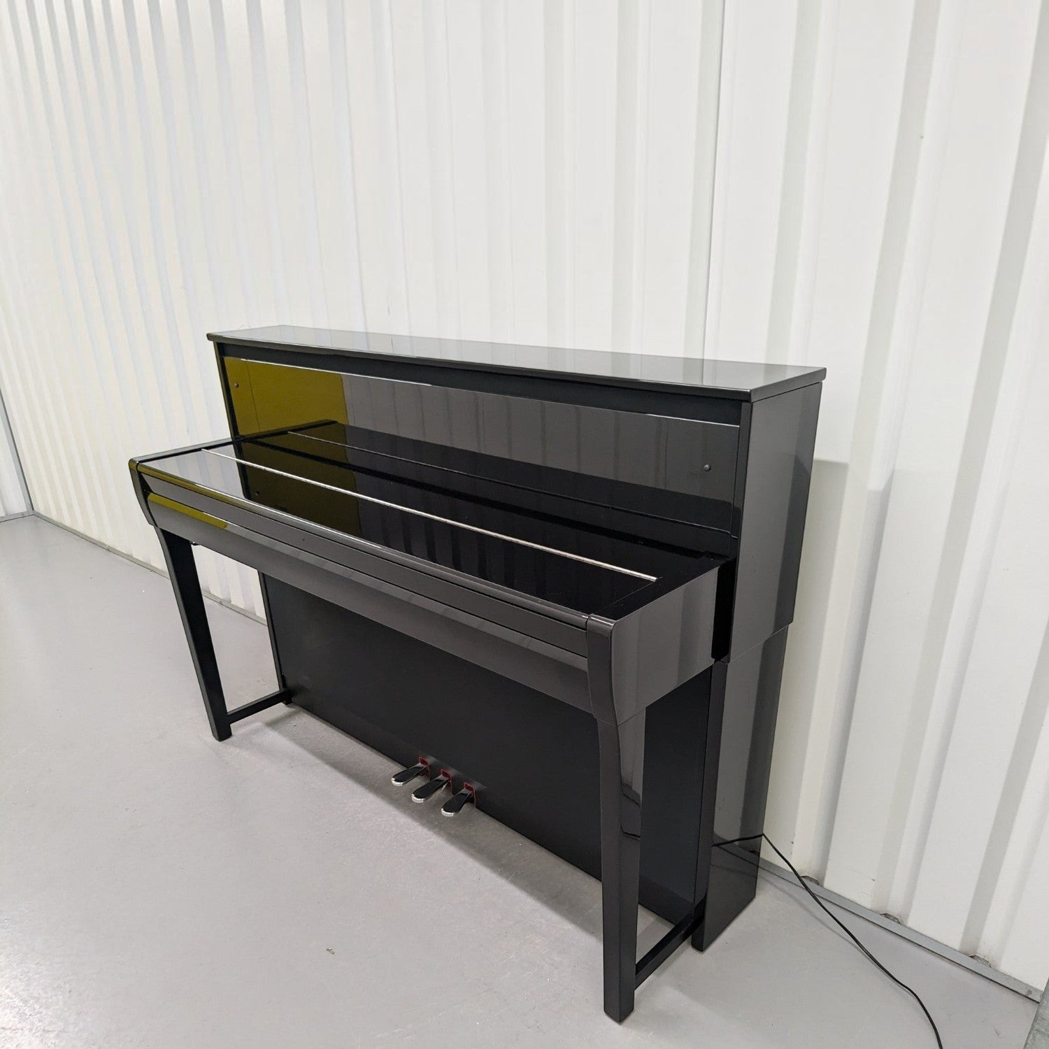 Đàn piano điện Yamaha CLP-685 màu đen bóng sang trọng tại TÂN NHẠC CỤ, thiết kế dáng tủ cao cấp.