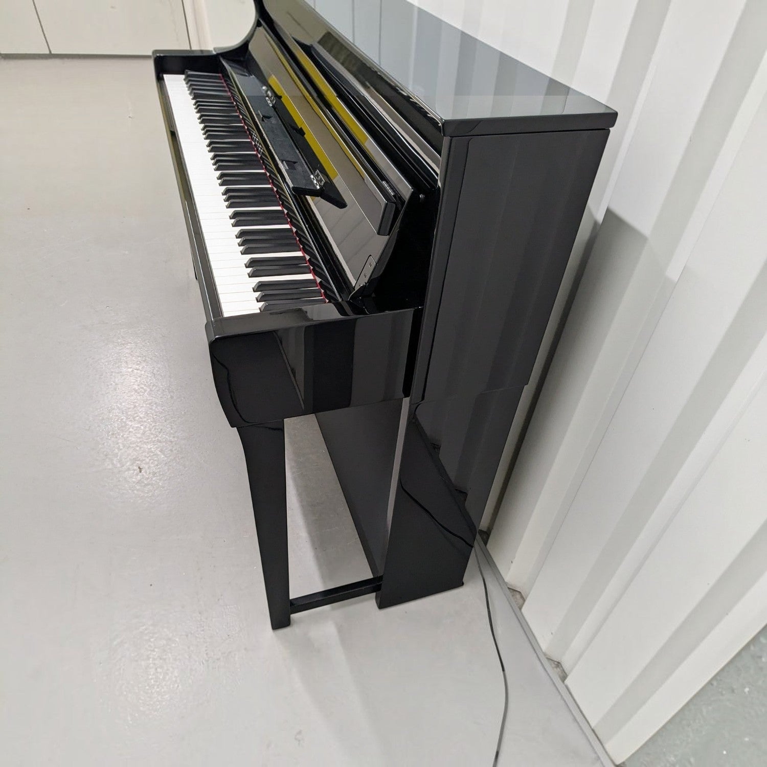 Đàn piano điện TÂN NHẠC CỤ Yamaha CLP-685 màu đen bóng sang trọng với thiết kế dáng tủ cao cấp
